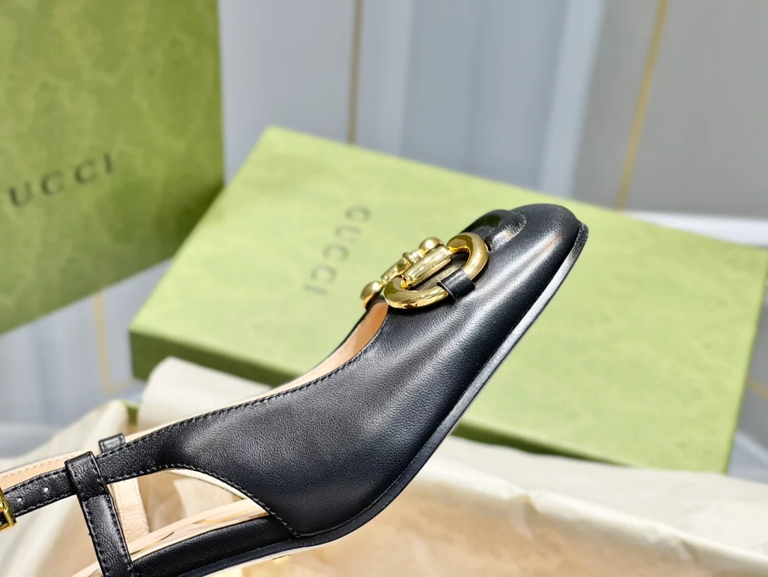 Весенняя коллекция Gucci 2021 — Босоножки на массивном каблуке с пряжкой в ??виде конской уздечки — 1