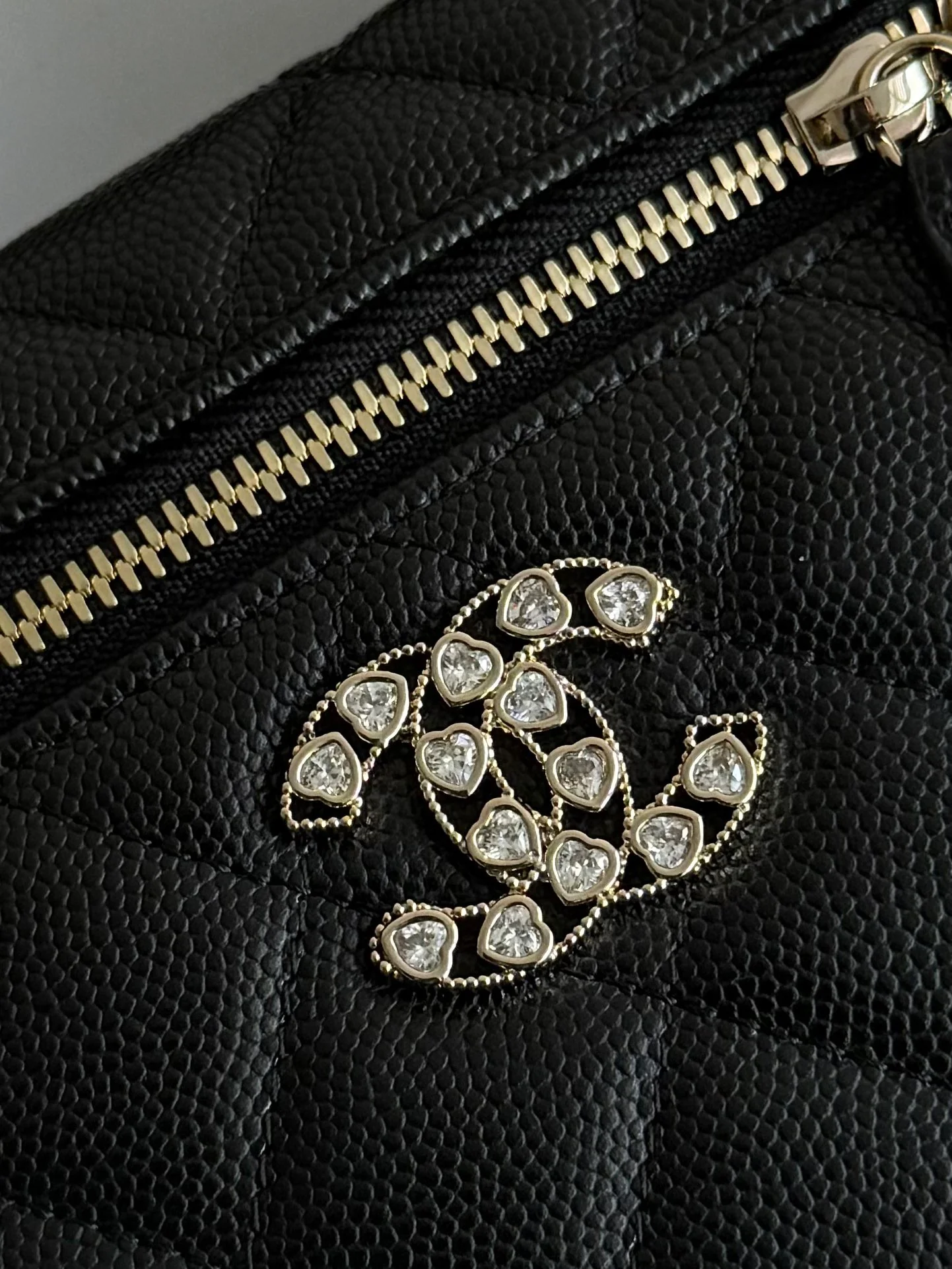 Сумка-бенто Chanel 25p-LP с застежкой в ??форме сердца, украшенной бриллиантами — черная.