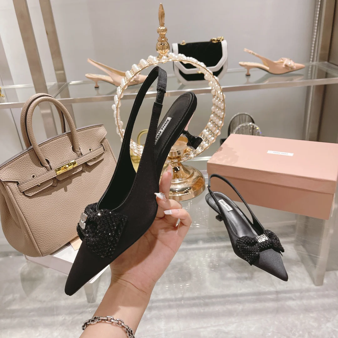 Новинка Miu Miu 2022 года - Туфли на низком каблуке с острым носком - Черные - 1