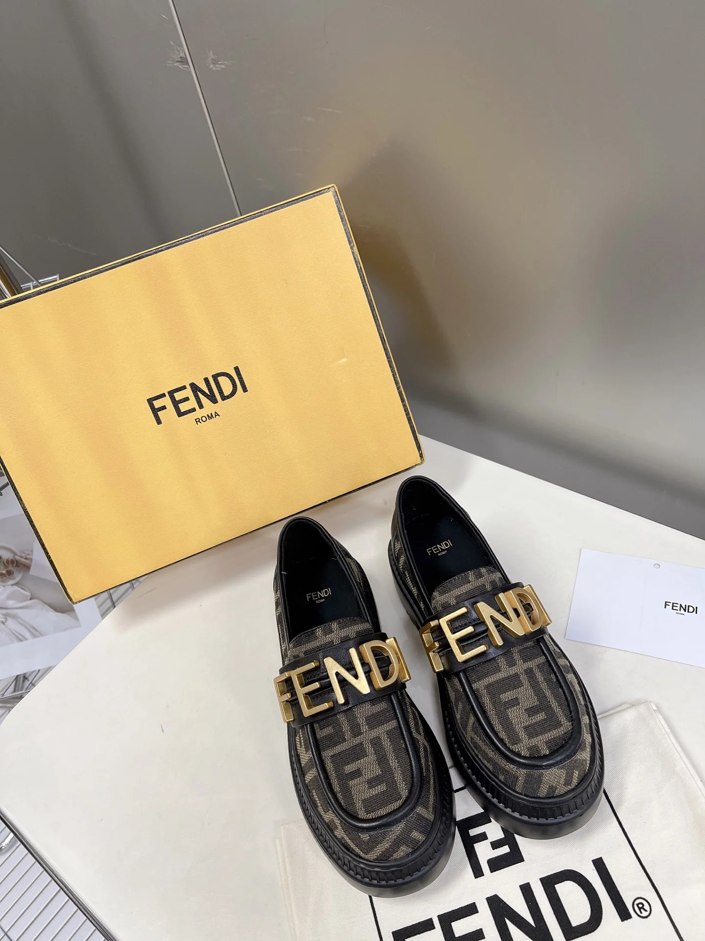 Новинка весны 2022 года от Fendi - Туфли с афро-буквами - Коричневые