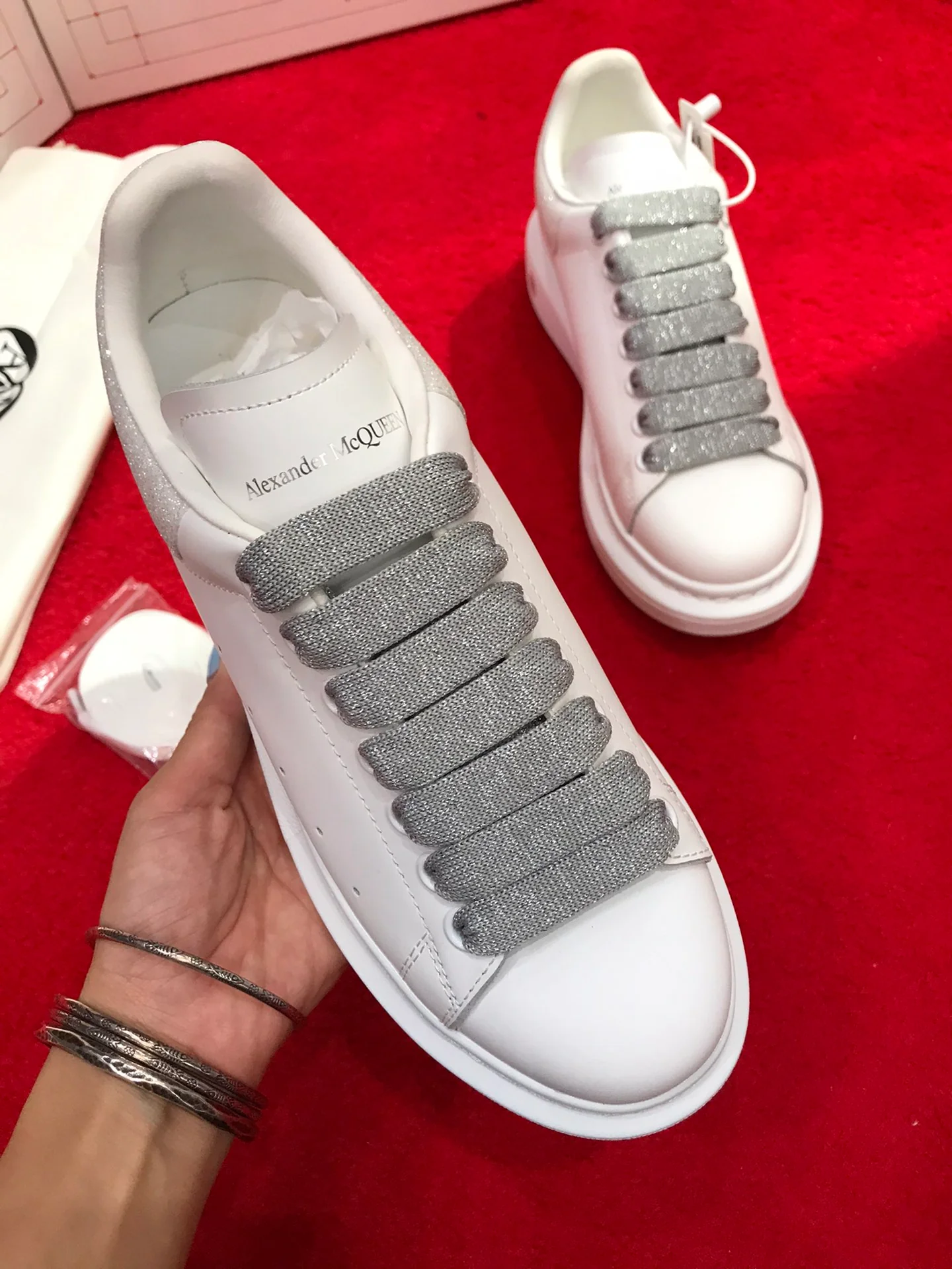 Классические белые кроссовки McQueen с блестками, серебристые.