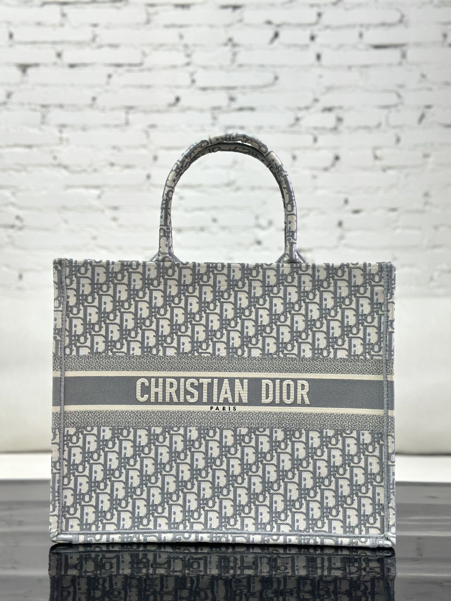 Большая сумка-тоут Dior для книг - серая канва с принтом и вышивкой.