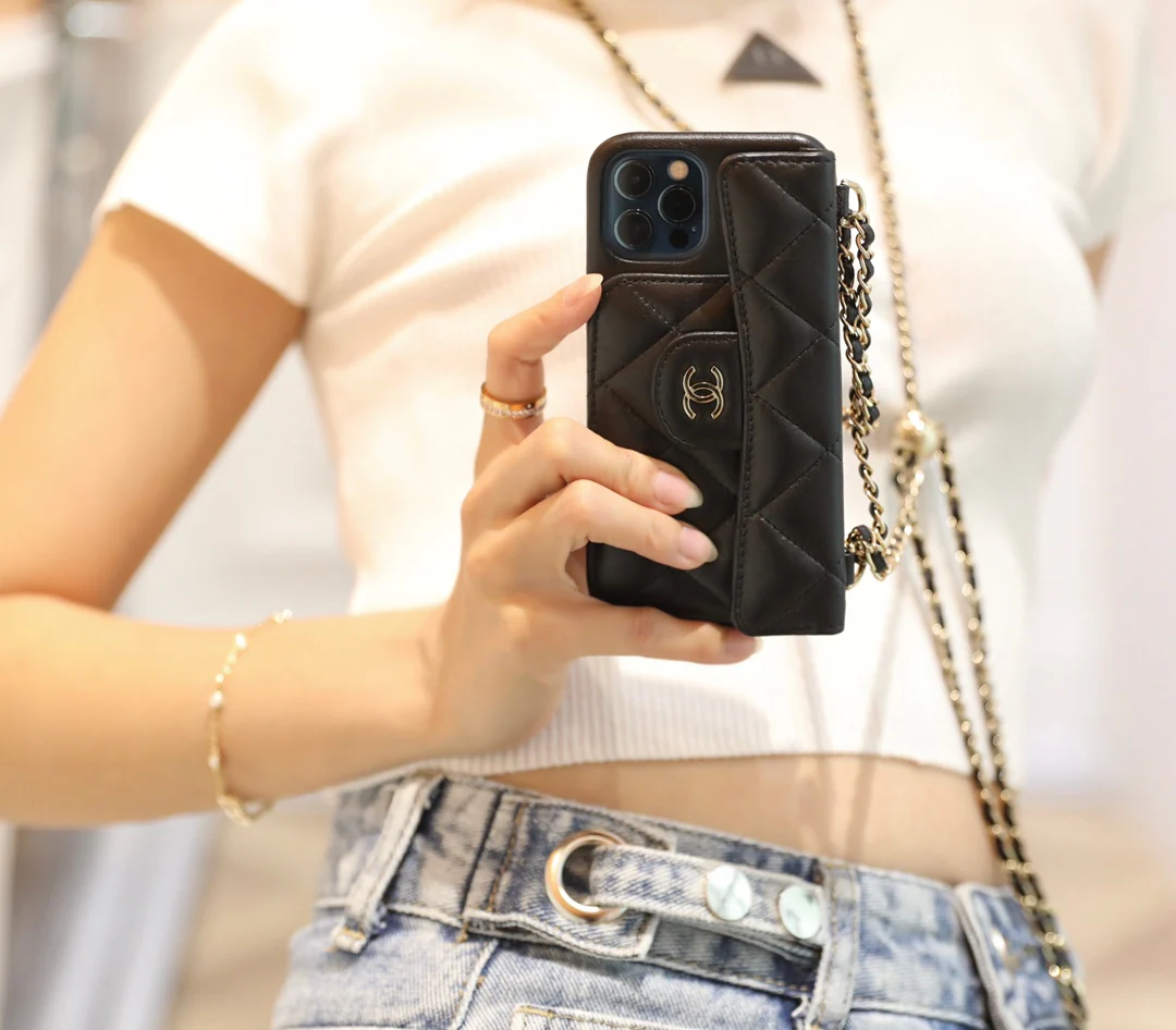 Маленькая золотая сумочка для телефона Chanel с шариковой цепочкой