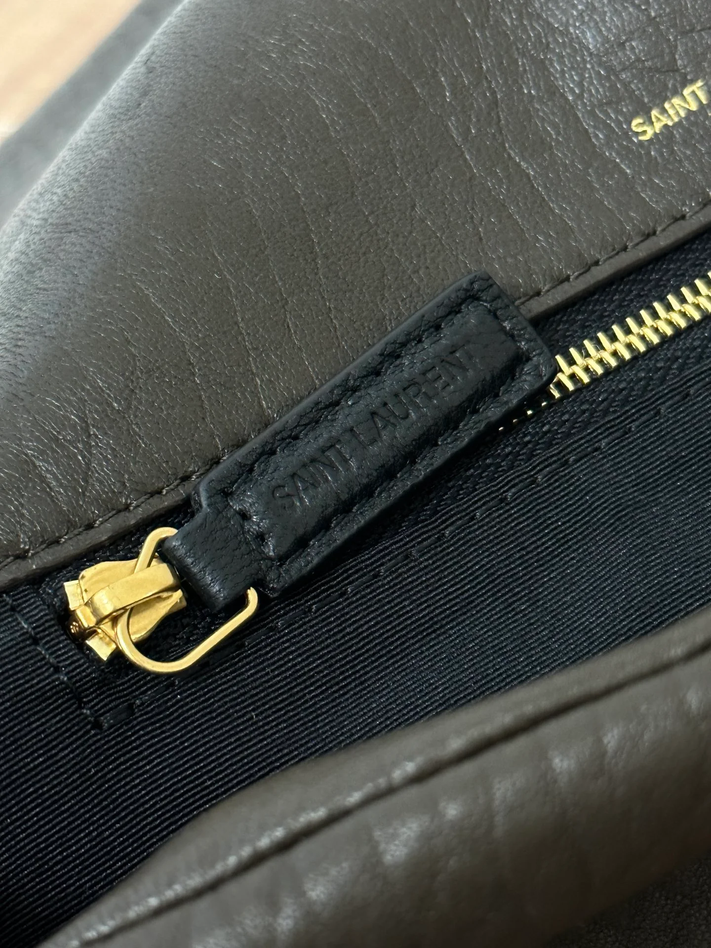 Маленькая сумочка YSL Calypso из овечьей кожи - темно-зеленая.