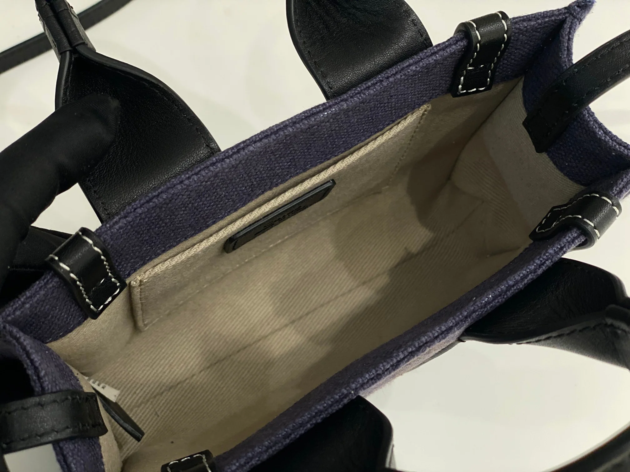 Новинка весны 2023 года от Chloe - сумка-тоут Woody - льняная кожа, темно-синий с черными элементами - мини-версия.