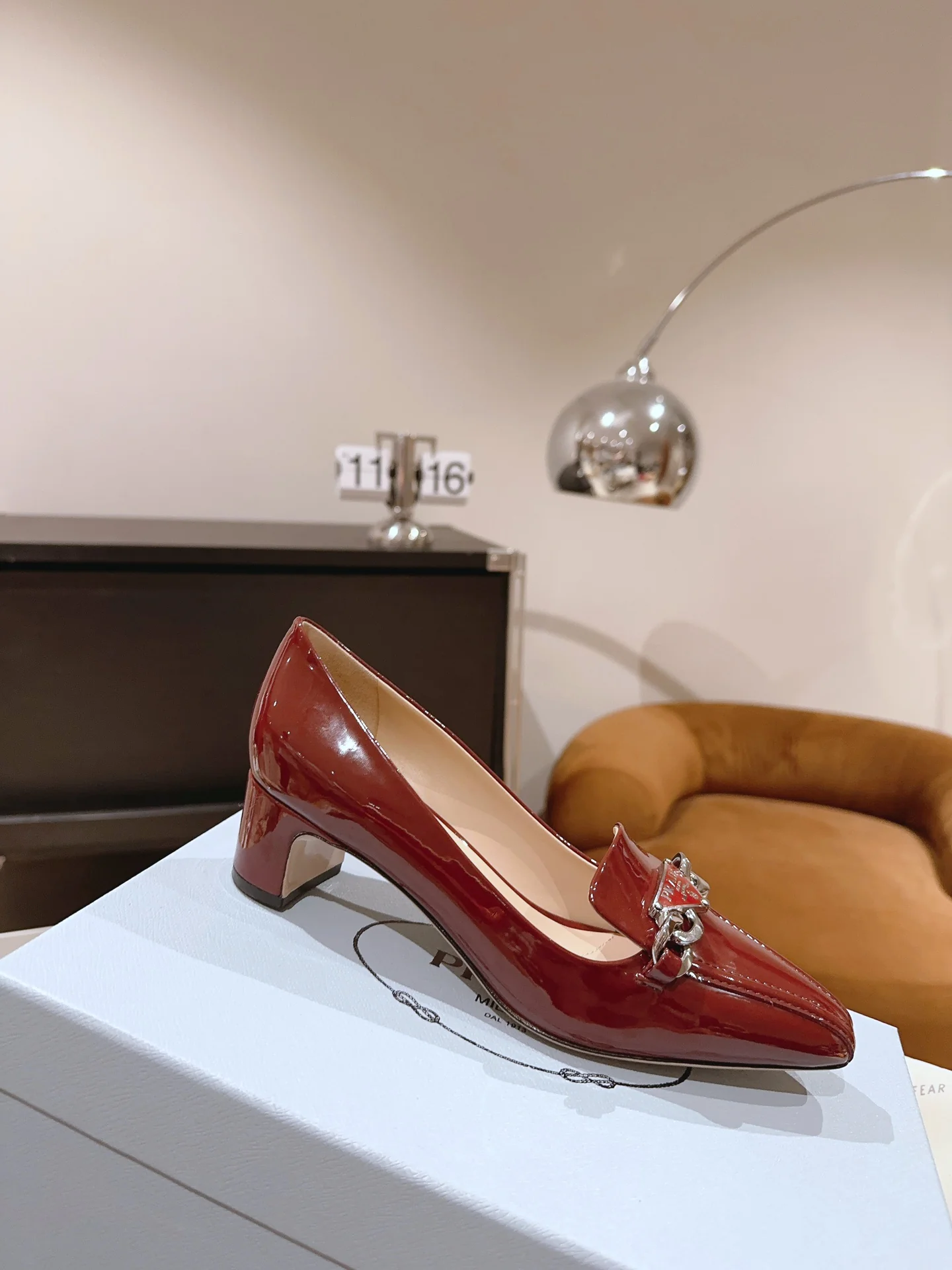 Prada - Коллекция Мэри Джейн - Туфли на низком каблуке с острым носком - Красные