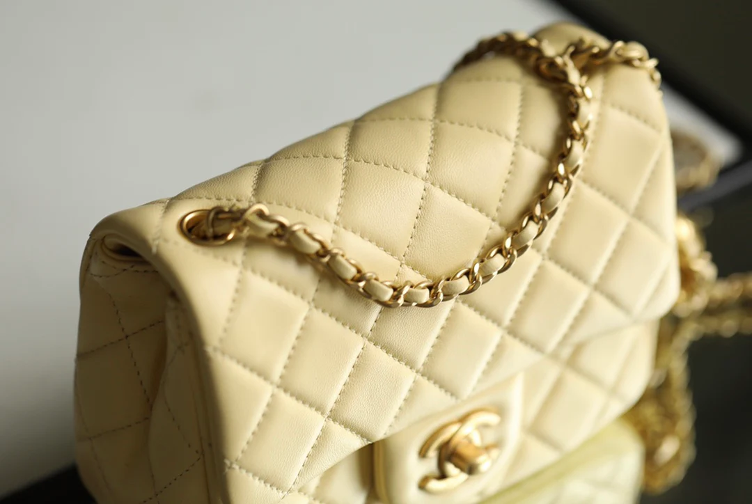 Chanel - Квадратная сумка Gold Globe - Мини-сумочка в форме куриного желтка