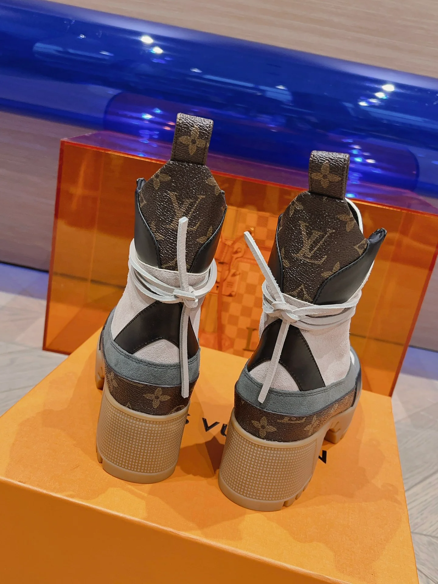 Классические ботинки Dr. Martens на высоком каблуке от LV — белые, с монограммой.