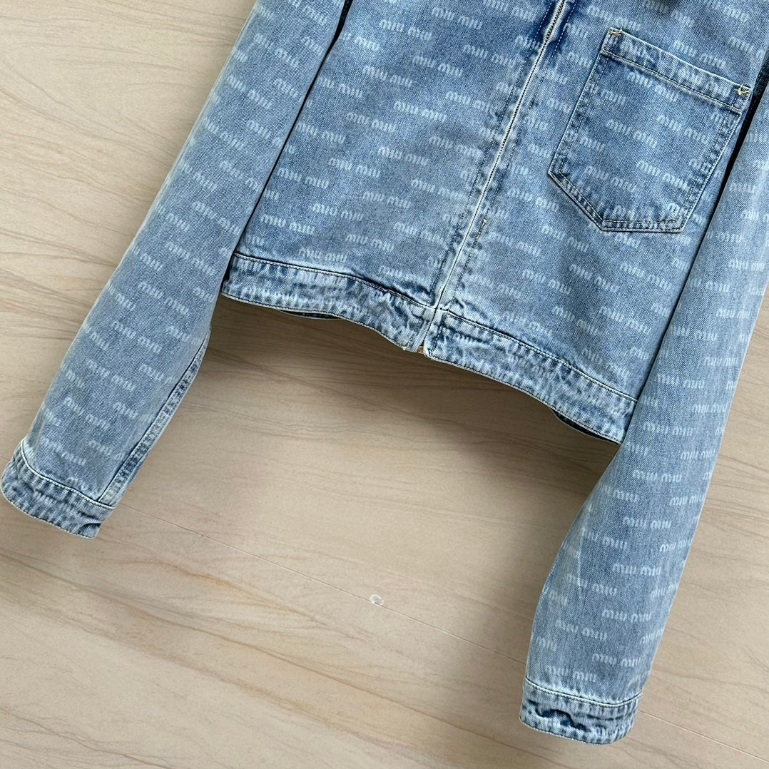 Miu Miu - 2404 - 24 Новинка ранней весны. Джинсовая куртка с принтом и буквами.