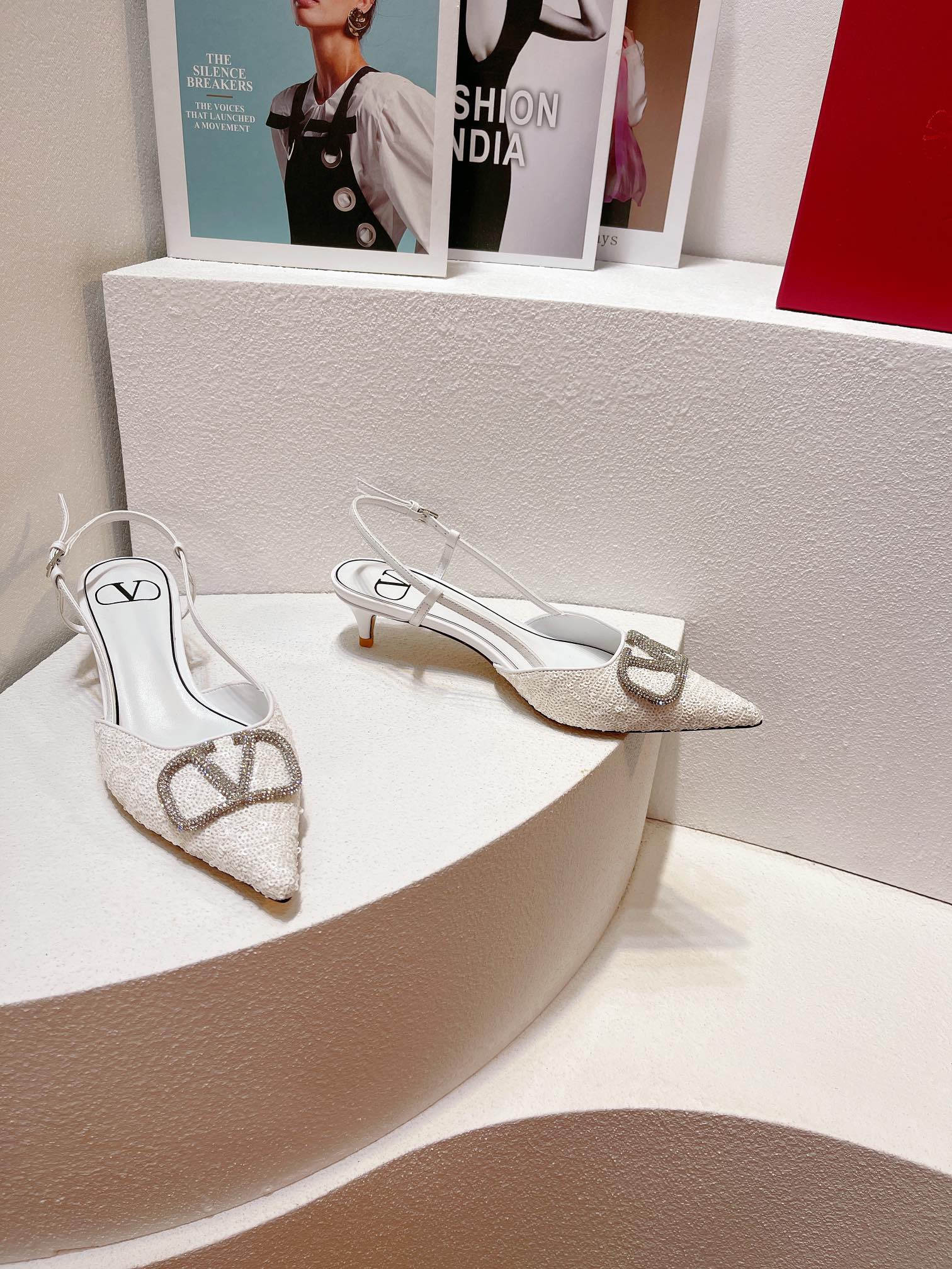 Новинка с официального сайта Valentino 2023 — Глянцевые босоножки на низком каблуке с острым носком — 4 см — Белые