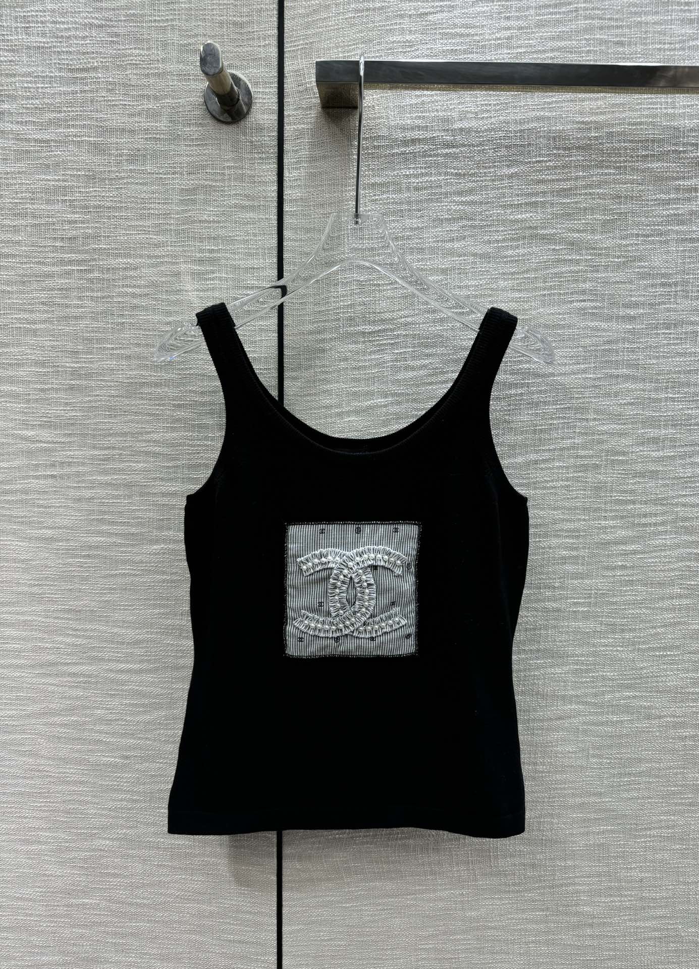 Вязаная майка Chanel 2403 с двойным логотипом C — черная