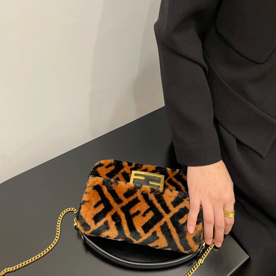 Маленькая шерстяная сумка-багет Fendi карамельного цвета.