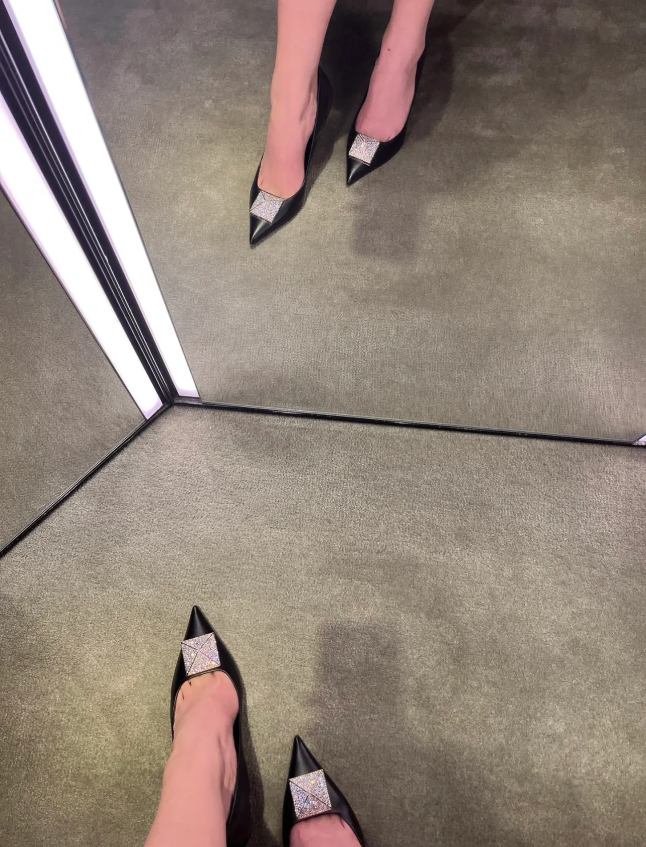 Новинка сезона ?Начало осени? от Valentino 2022 — туфли на среднем каблуке с заклепками — фотографии вживую.