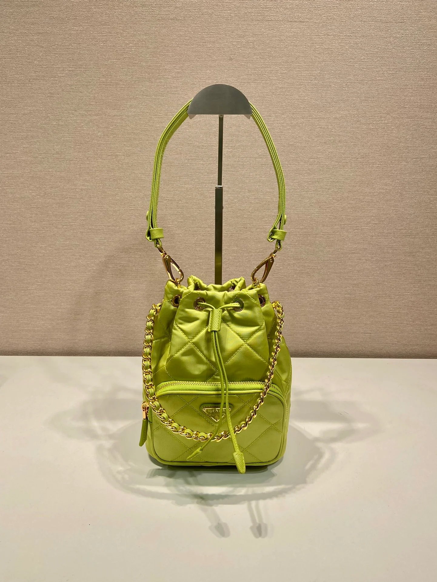 Стеганая сумка-ведро Prada Re-Nylon, зеленая.