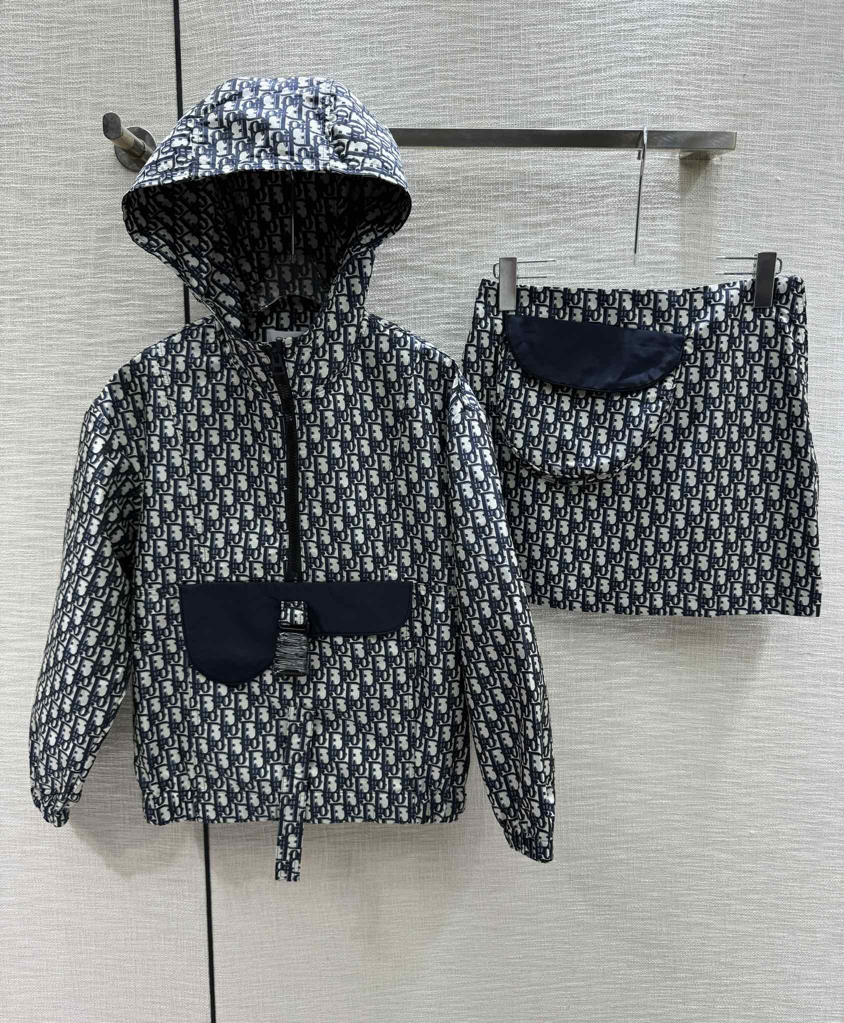 Dior 2403 - Ветровка с капюшоном и карманом для сумки-седла, комплект из шорт