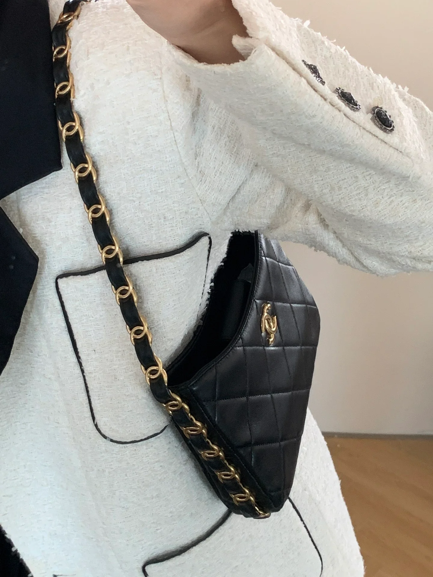 Сумка-хобо Chanel с массивной цепочкой в ??стиле хиппи — черная.