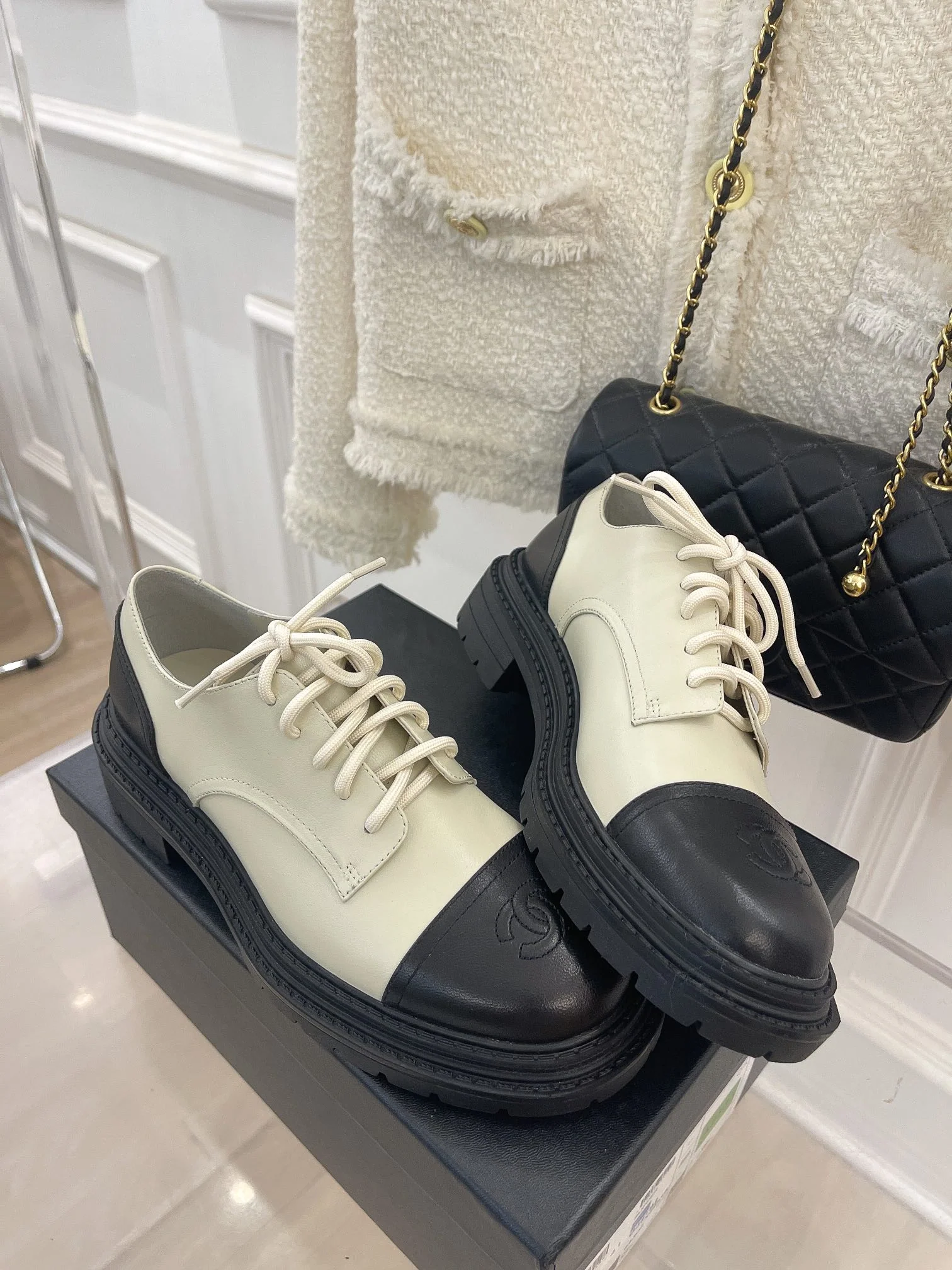 Новинка сезона осень/зима 2022 от Chanel - Классические кожаные туфли - Белые и черные