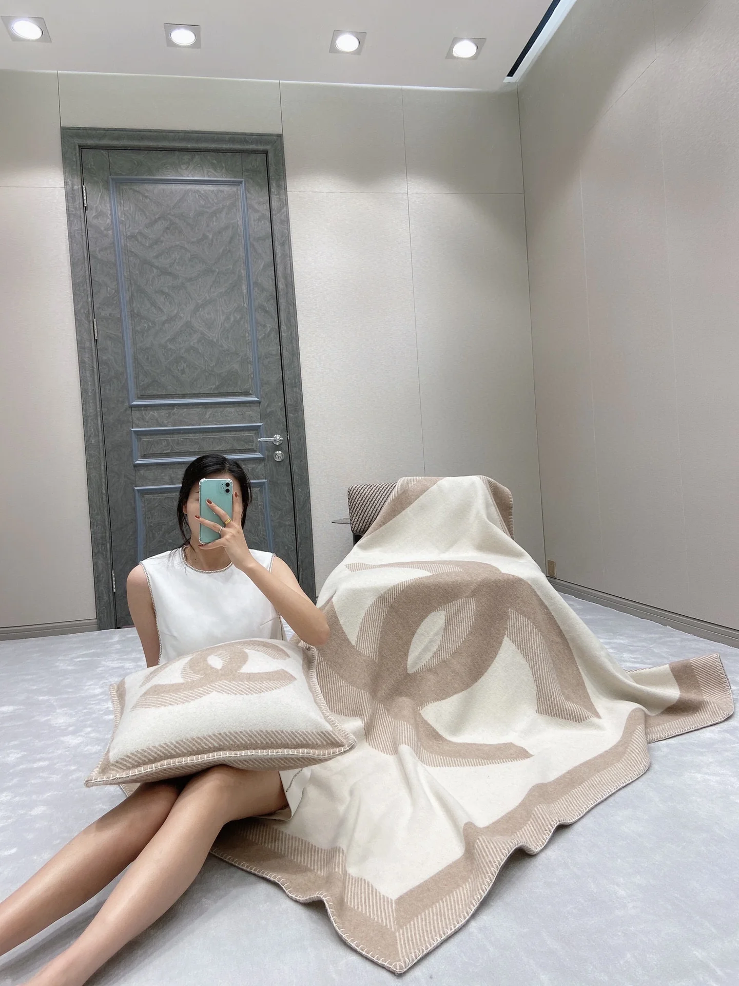 Кашемировое одеяло Chanel — незаменимый элемент роскошного домашнего декора.