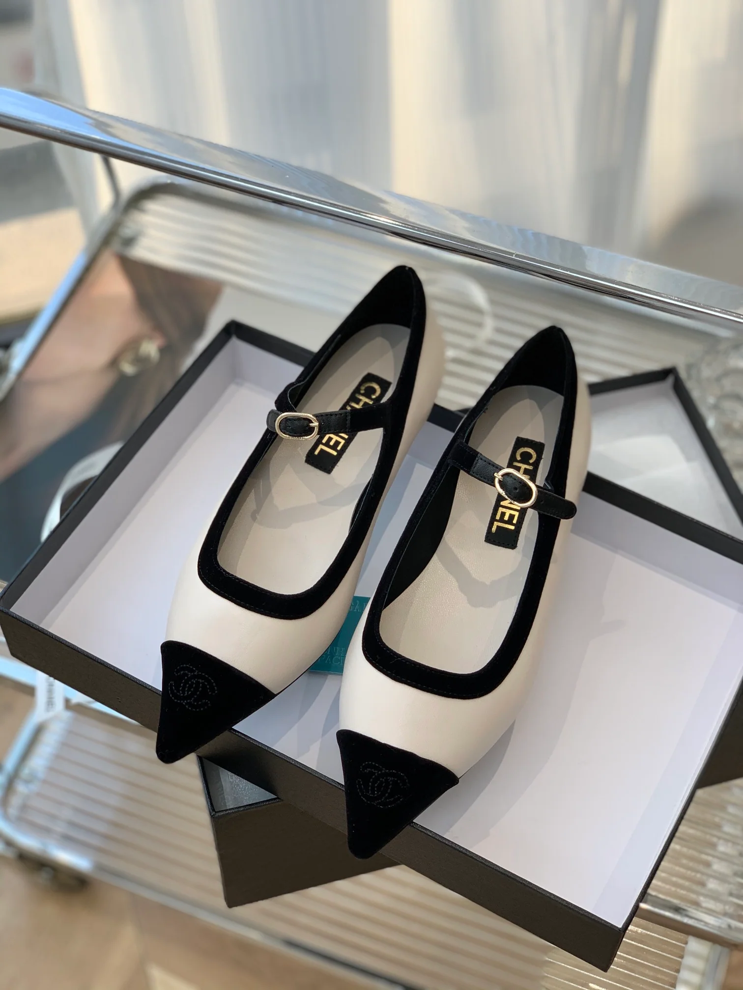 Туфли ?Мэри Джейн? от Chanel — бархат и овечья кожа — белые.