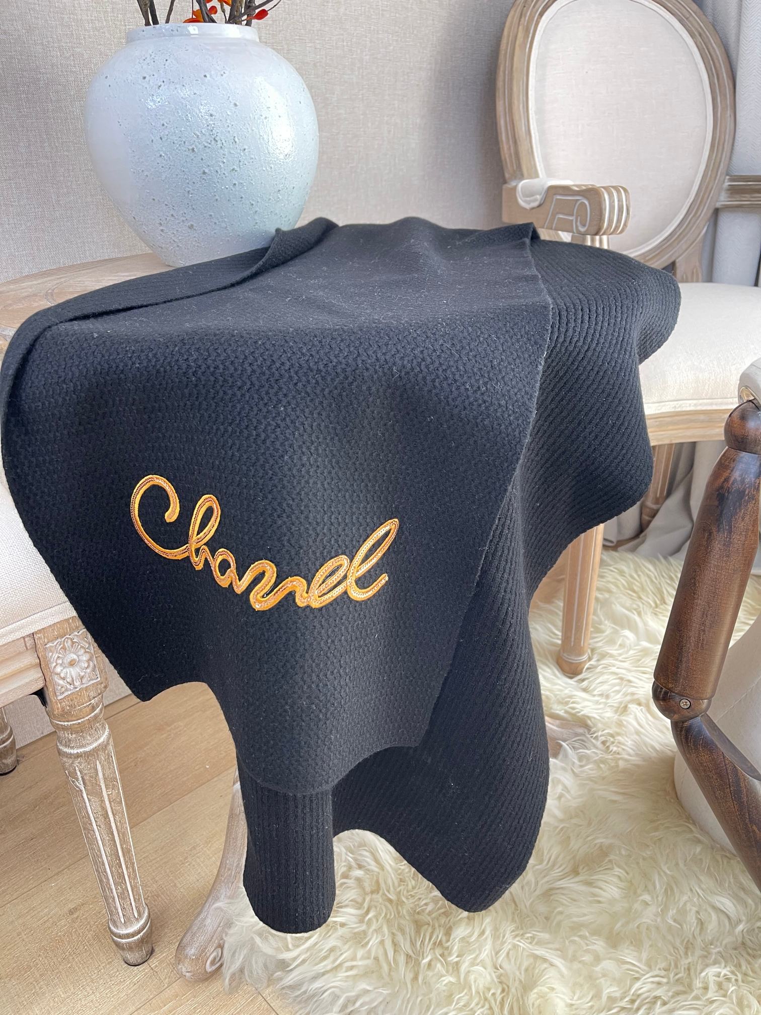 Новая коллекция Chanel осень/зима - Кашемировый шарф, расшитый пайетками, очень теплый.