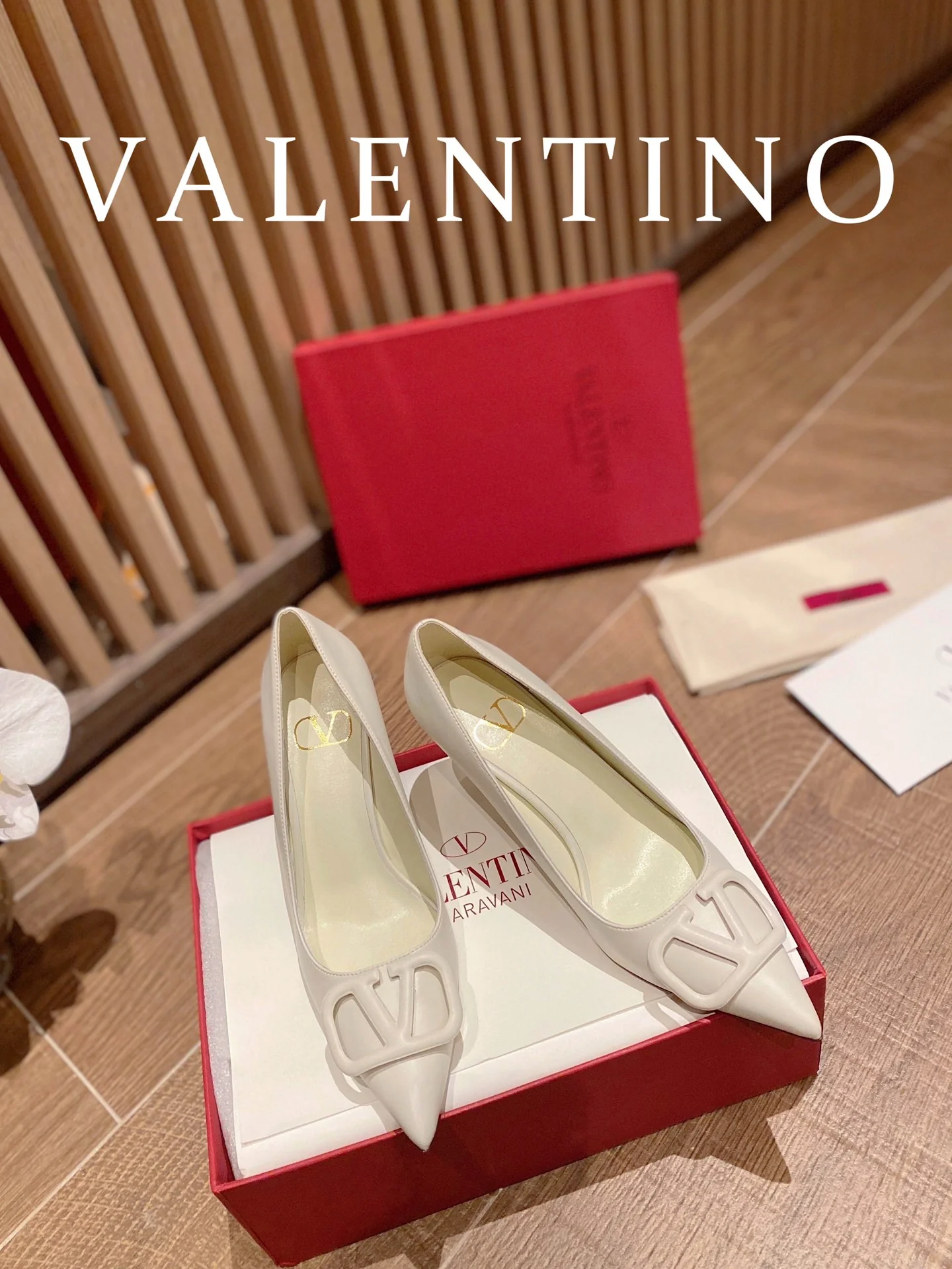Кожаные туфли на каблуке Valentino с V-образной пряжкой - белые - 1