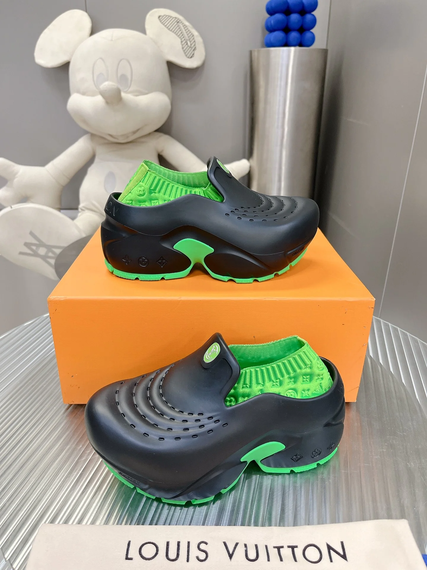 Обувь с показа мод LV 2023 - Crocs в форме акулы - черно-зеленая