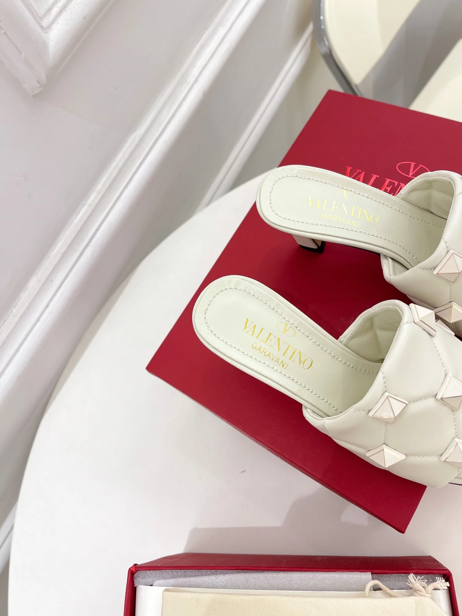 Новинка сезона весна/лето 2022 от Valentino - туфли на каблуке с заклепками