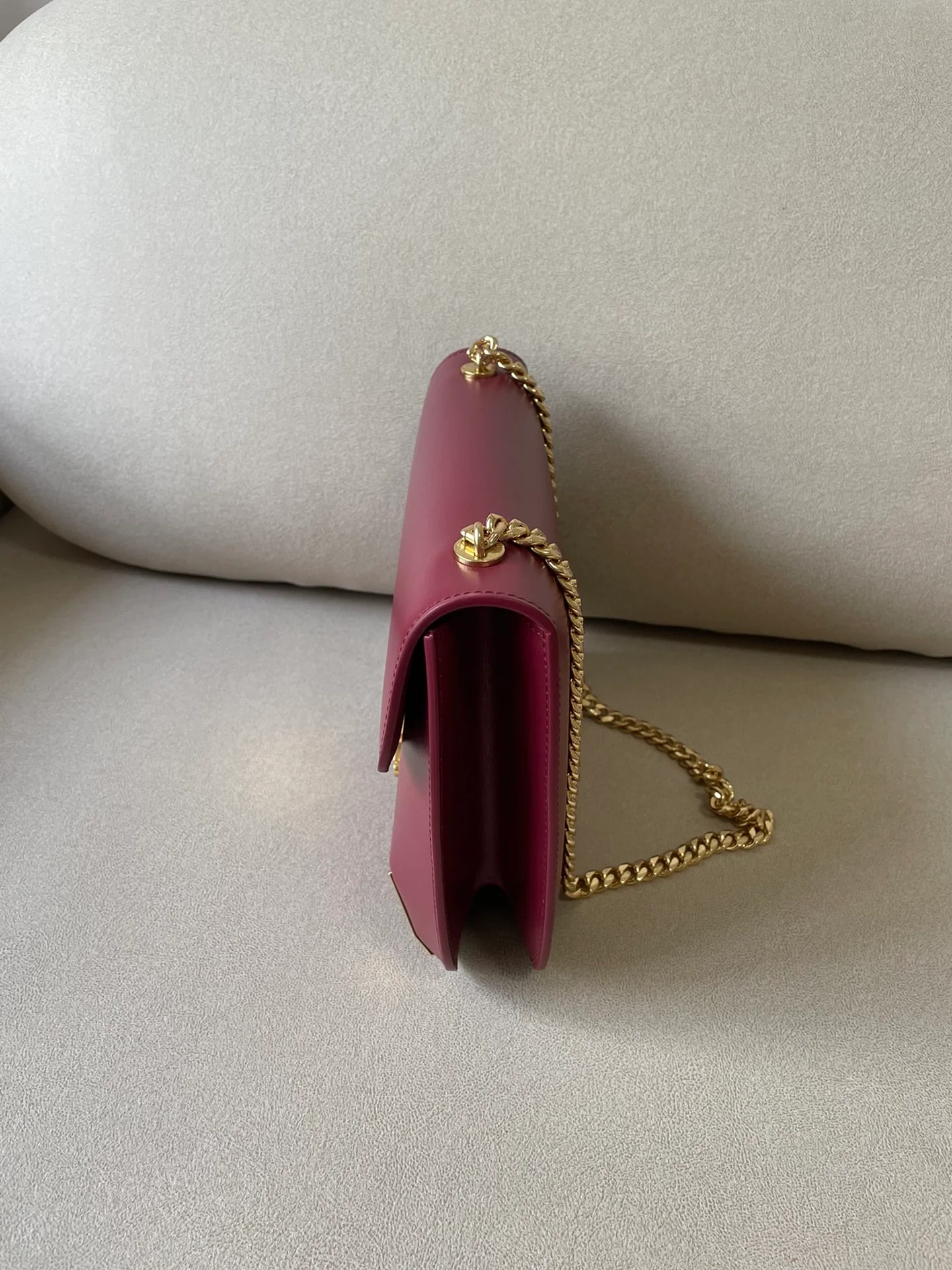 Коллекция Celine осень 2022 - Кожаная сумка Besace на цепочке - Темно-красная