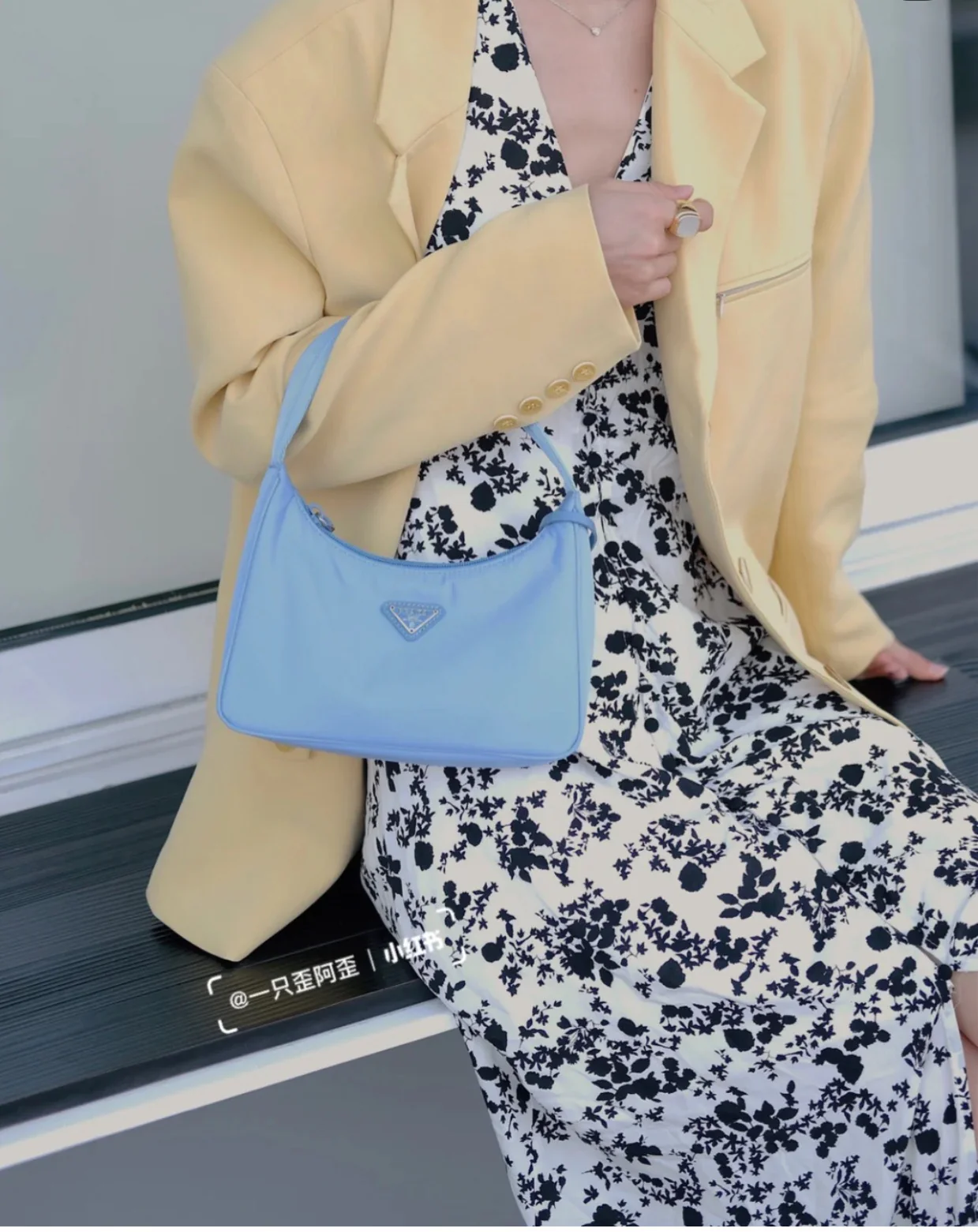 Сумка-хобо Prada из нейлона, синяя — на фото.