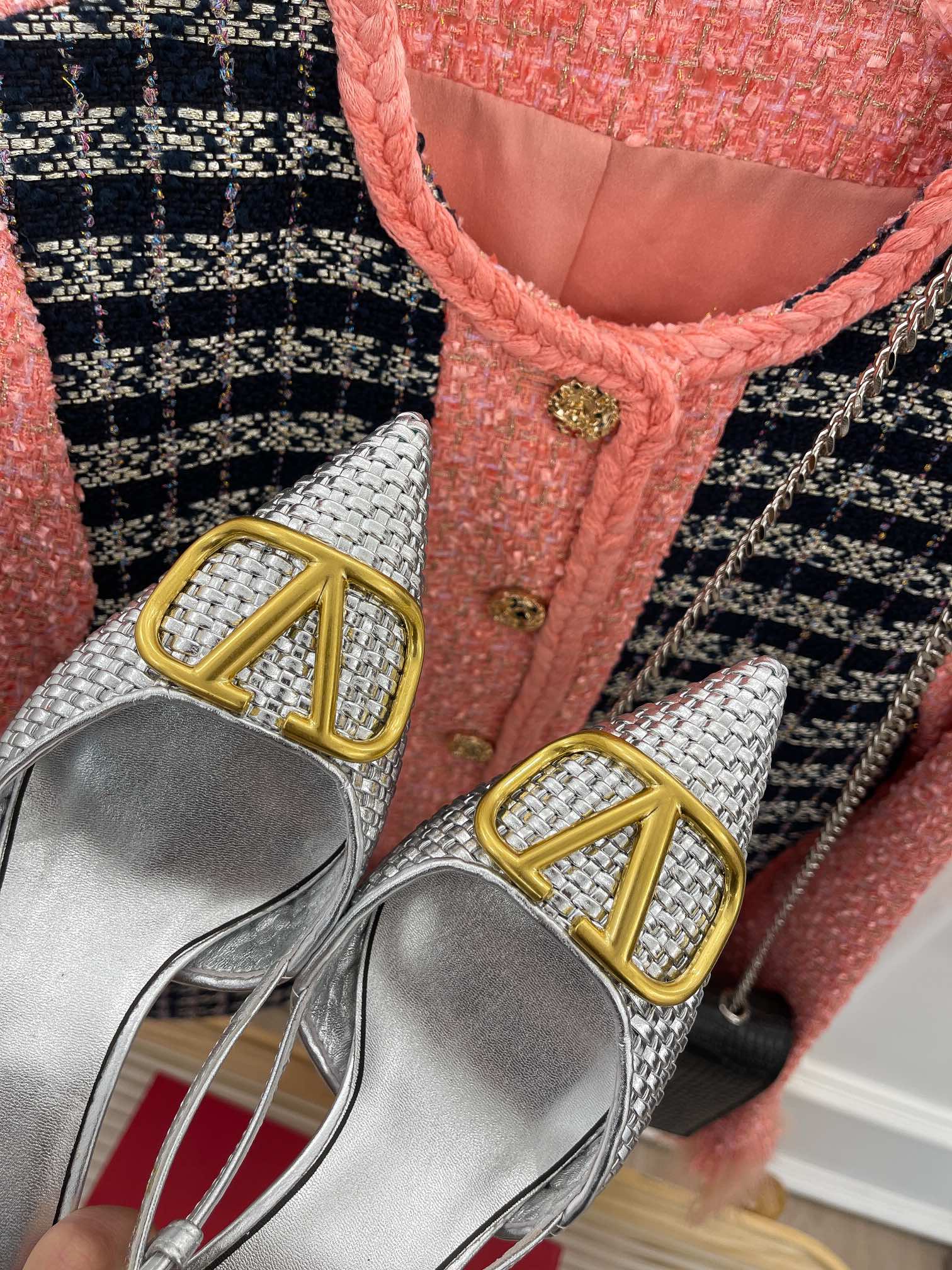 Новинка сезона весна/лето 2023 от Valentino - Босоножки на высоком каблуке V-Buck из плетеной кожи - 8 см - Серебристые