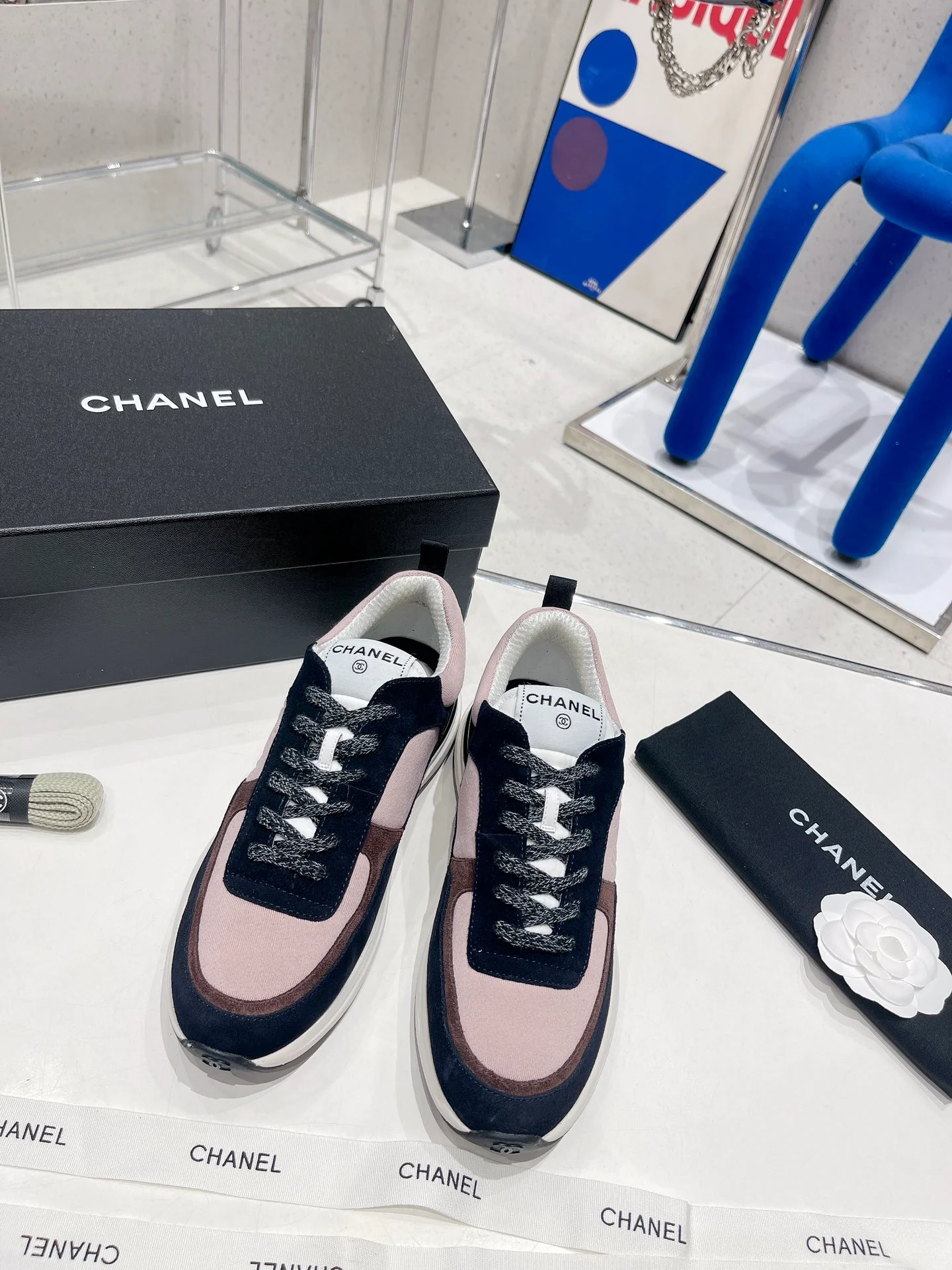 Новые поступления с показа Chanel весна/лето 2022 - Повседневные кроссовки - Розовые и коричневые