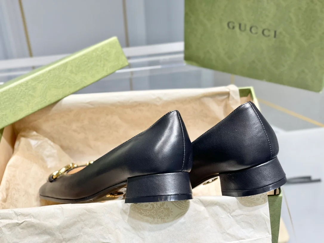 Весенняя коллекция Gucci 2021 — Босоножки на массивном каблуке с пряжкой в ??виде конской уздечки — 2