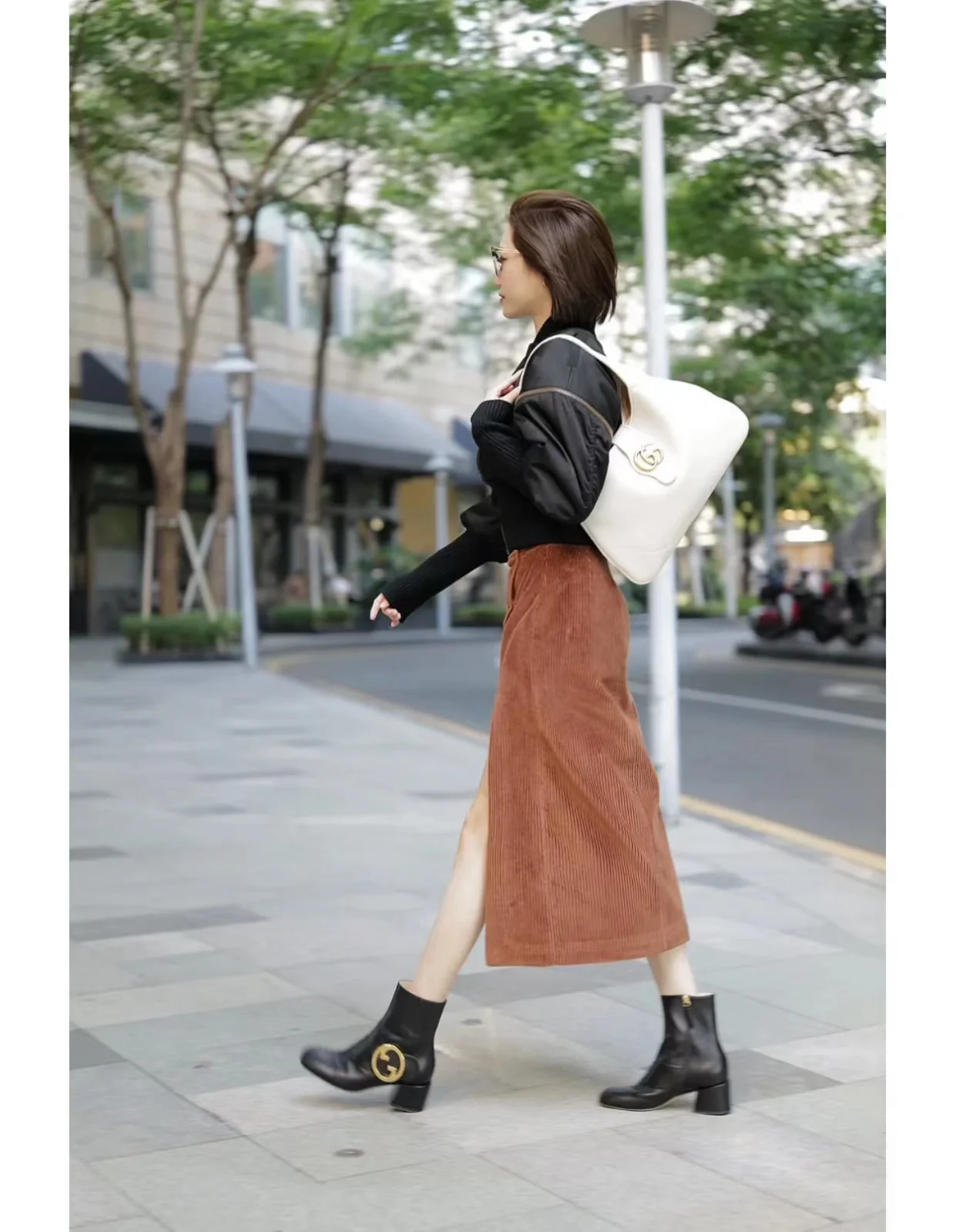 Весенняя коллекция Gucci 2023 — Сумка через плечо ?Полумесяц? — Белая — Фотографии в одежде.