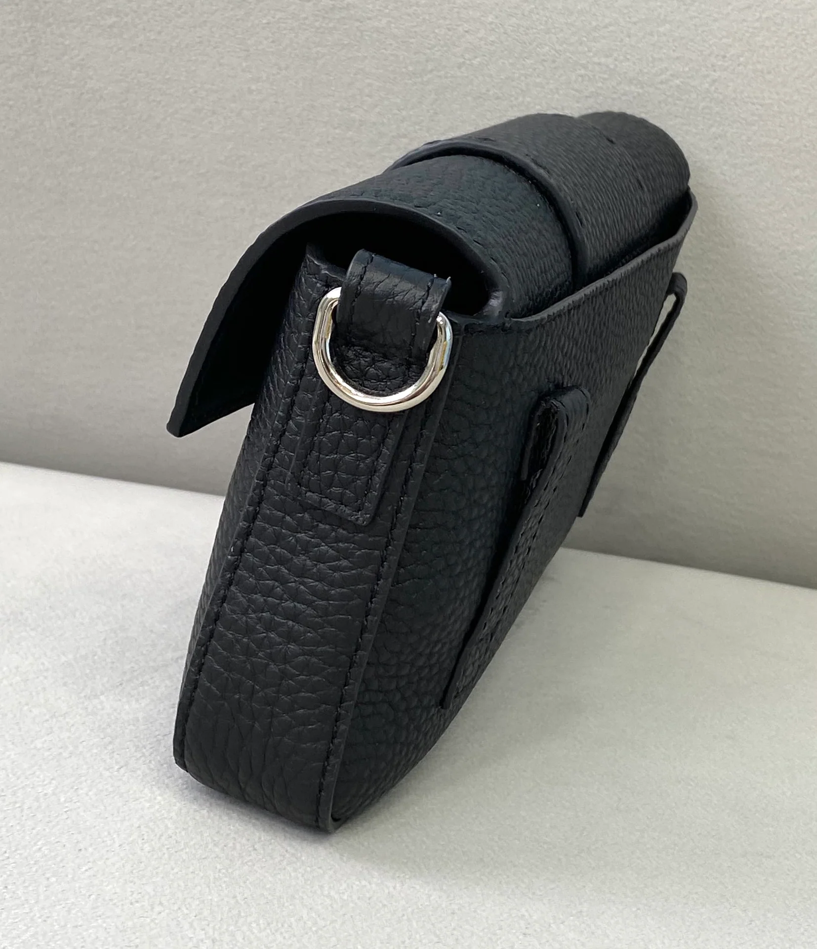 Маленькая черная кожаная сумка-багет Fendi Baguette