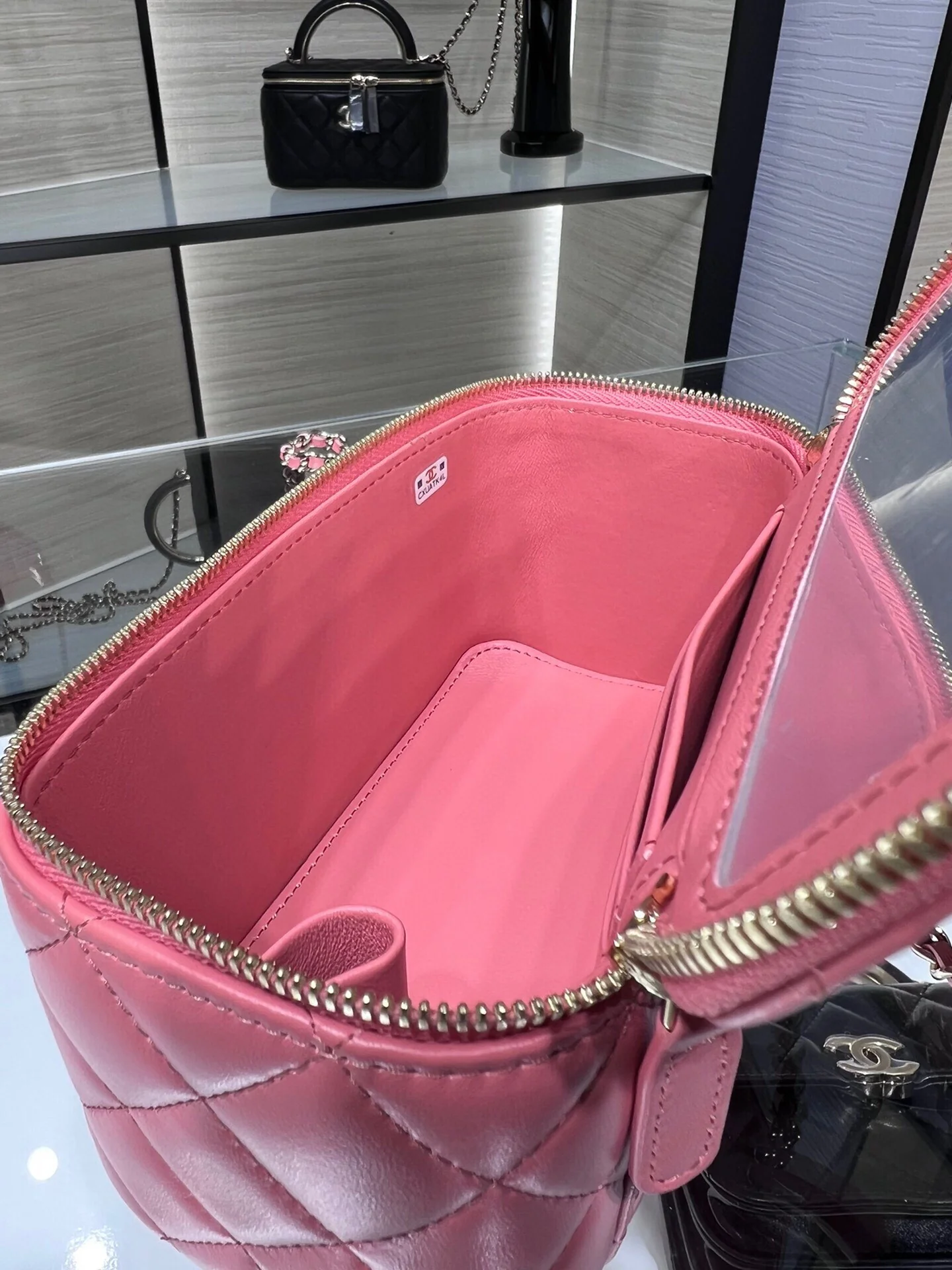 Сумочка для помады Chanel Métiers d'Art 2022 — квадратная, розовая, из овечьей кожи.