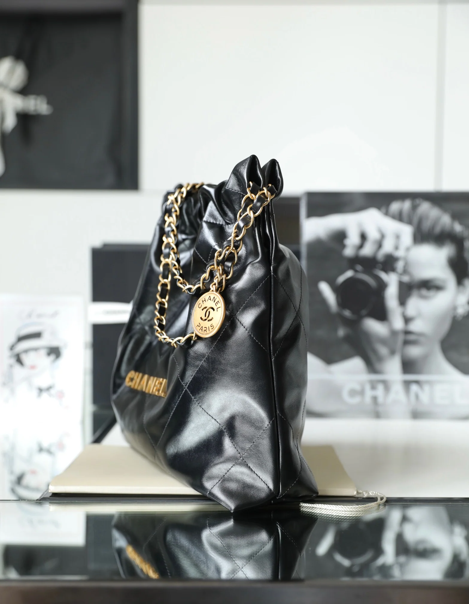 Сумка-шоппер Chanel - маленькая - черная с золотой пряжкой