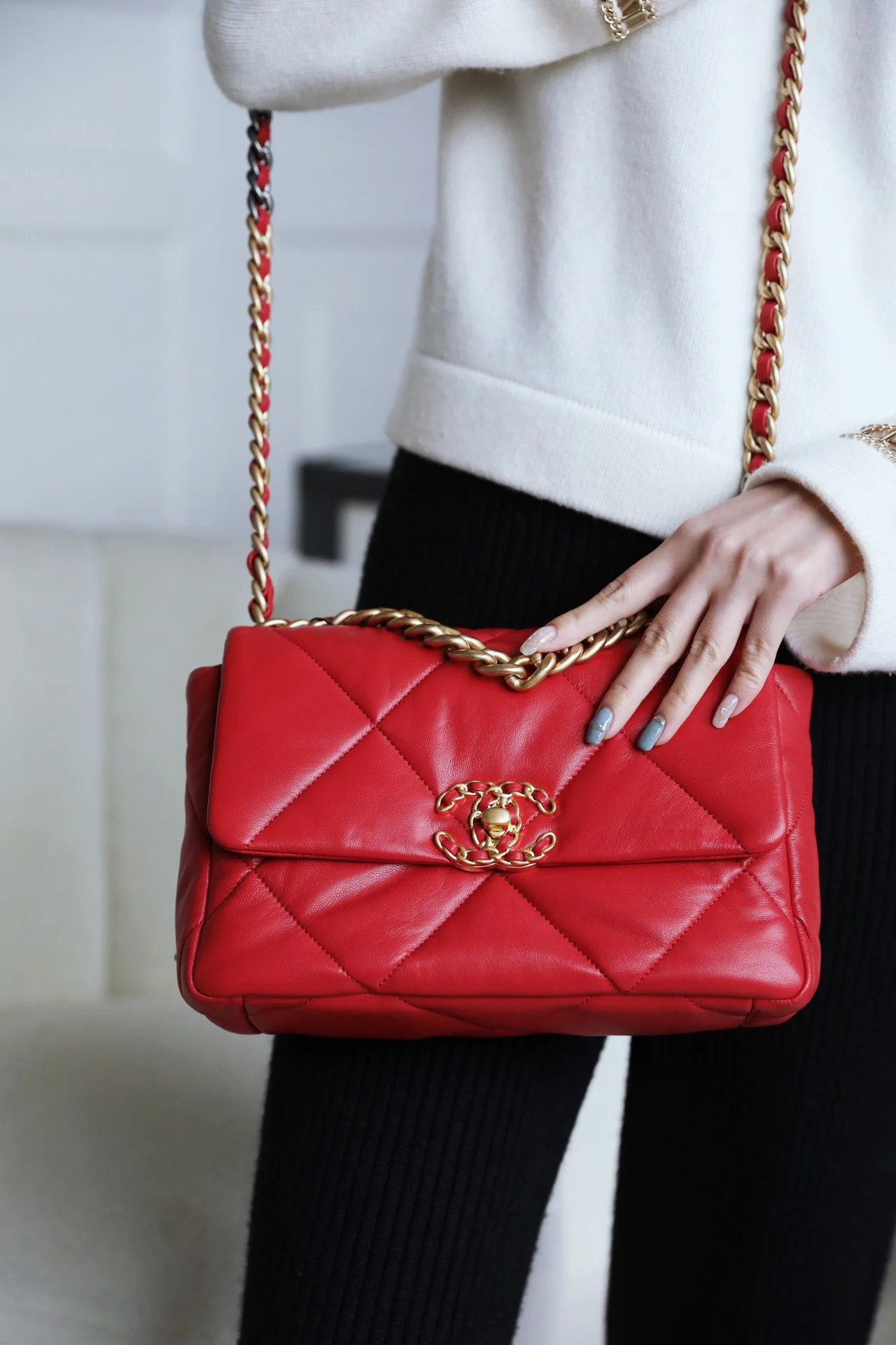 Сумка Chanel 19 - маленькая, красная.