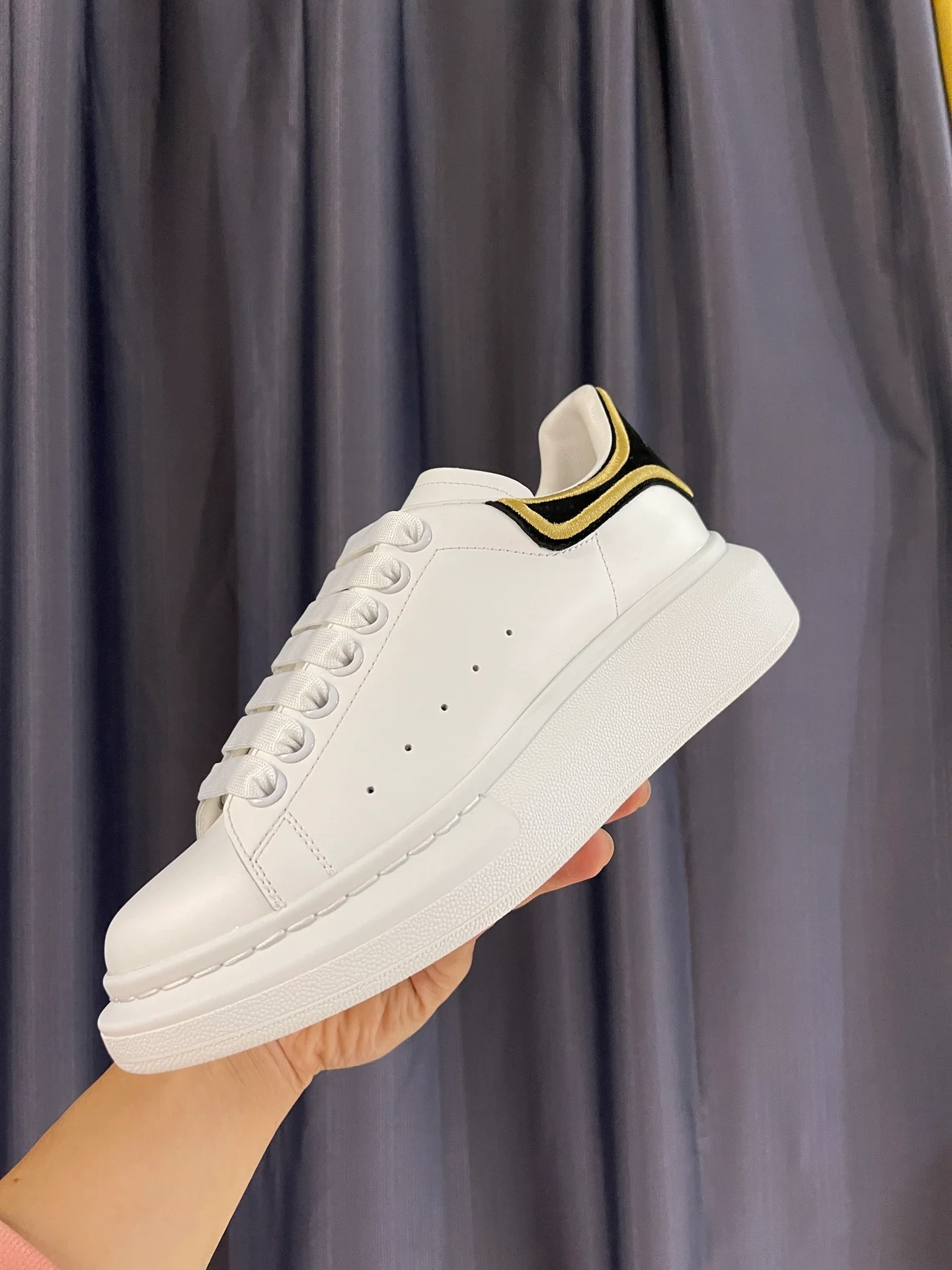 Классические белые кроссовки McQueen - унисекс - черный бархат - каблук с золотой вышивкой - премиум-издание