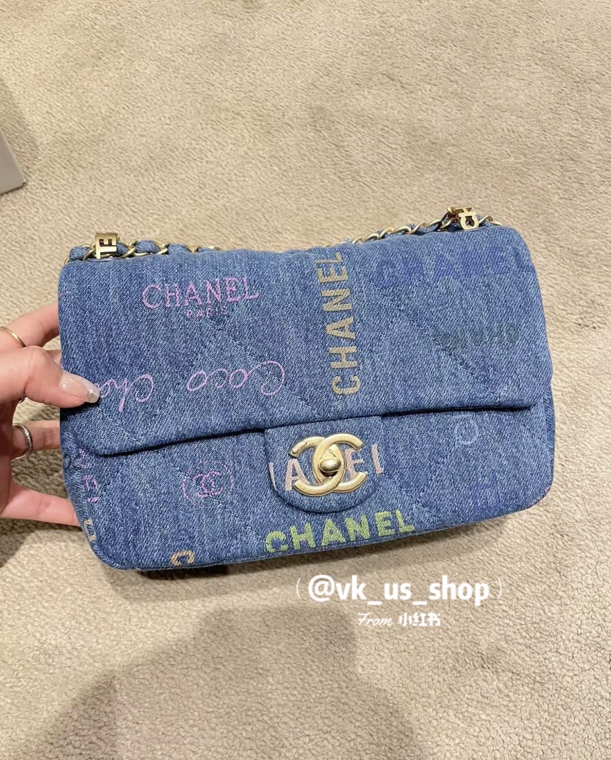 Сумка Chanel из коллекции весна/лето с граффити и джинсовой отделкой - CF Bag - 28 см