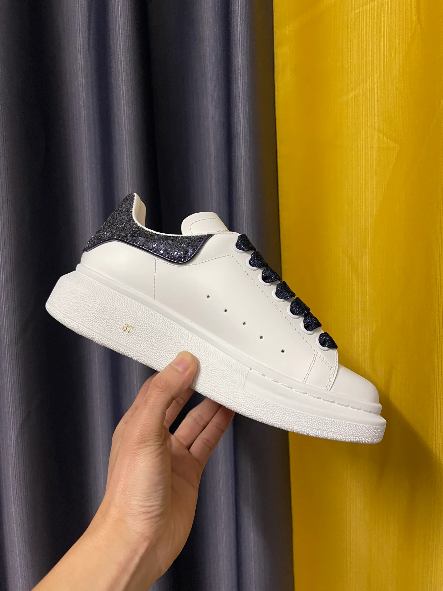 McQueen - Классические белые кроссовки - Черный каблук