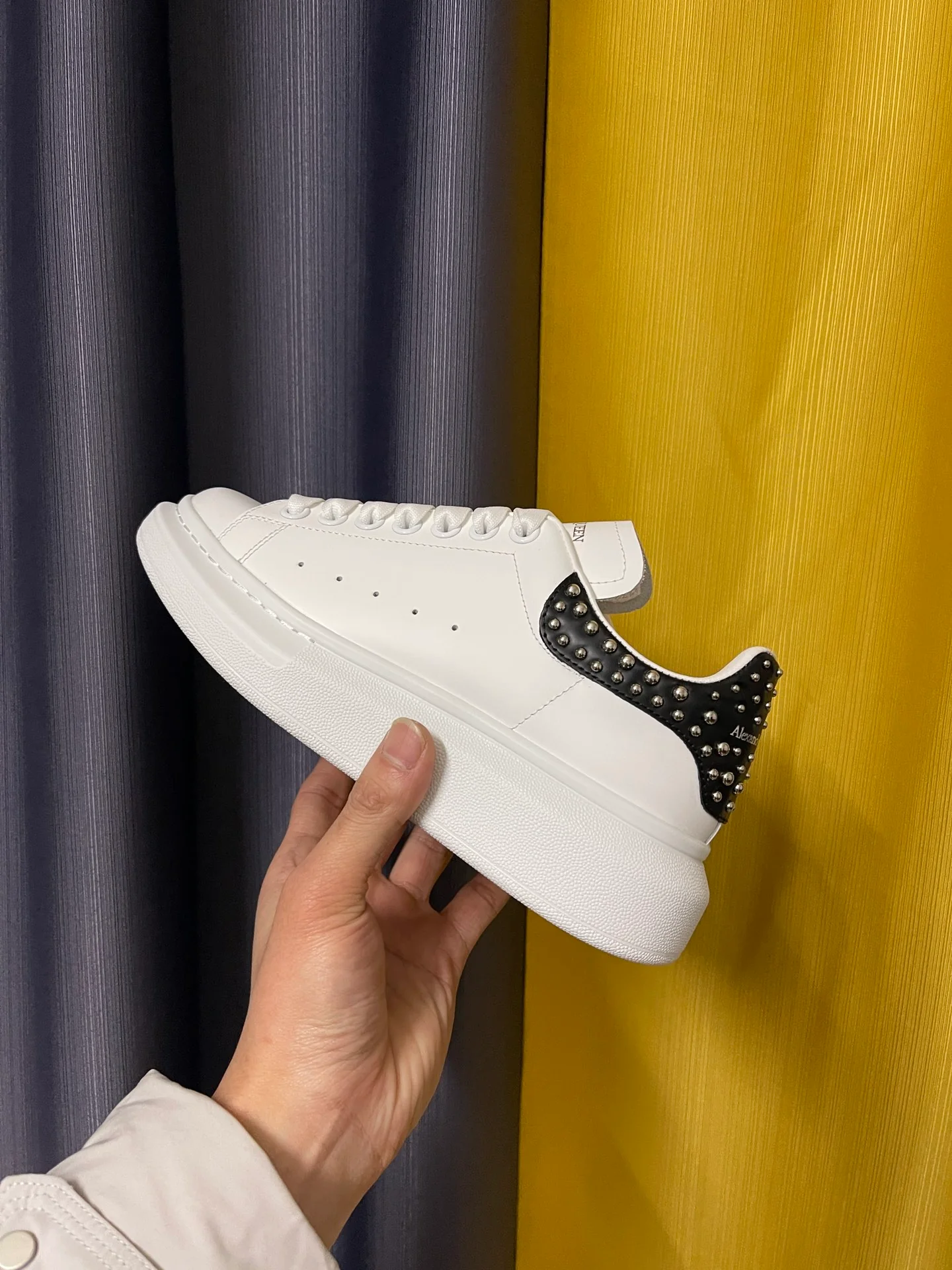 Классические белые кроссовки McQueen - унисекс - черная кожа с круглыми заклепками