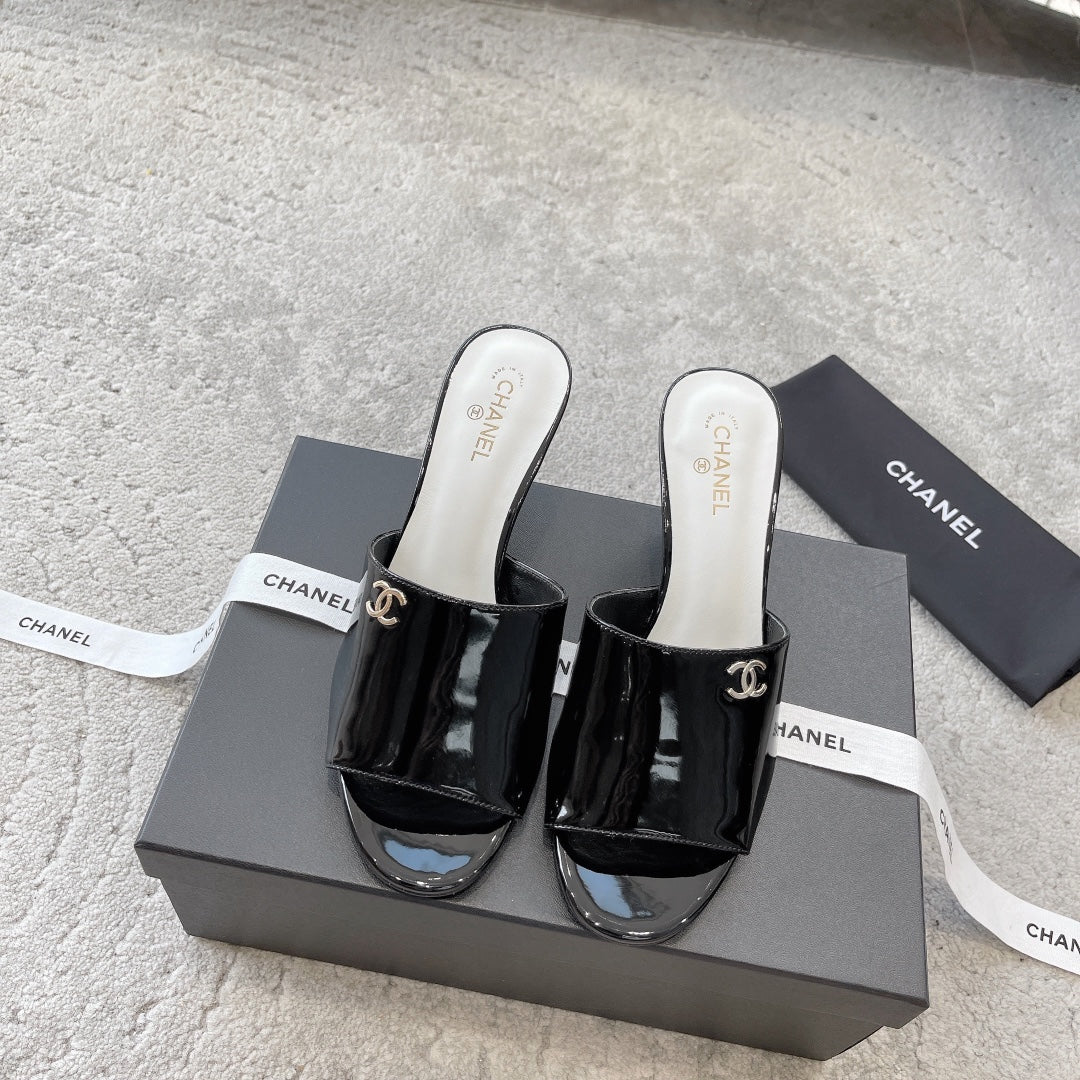 Новинка сезона весна/лето 2023 от Chanel - Босоножки на среднем каблуке с жемчужным верхом - Черные