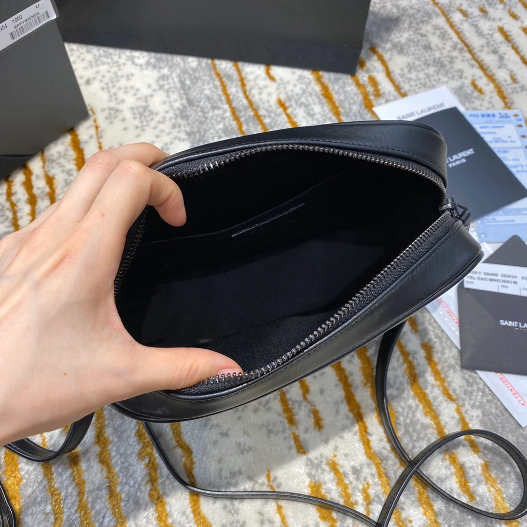 Фотосумка YSL Lou Bag — черная с черной пряжкой.