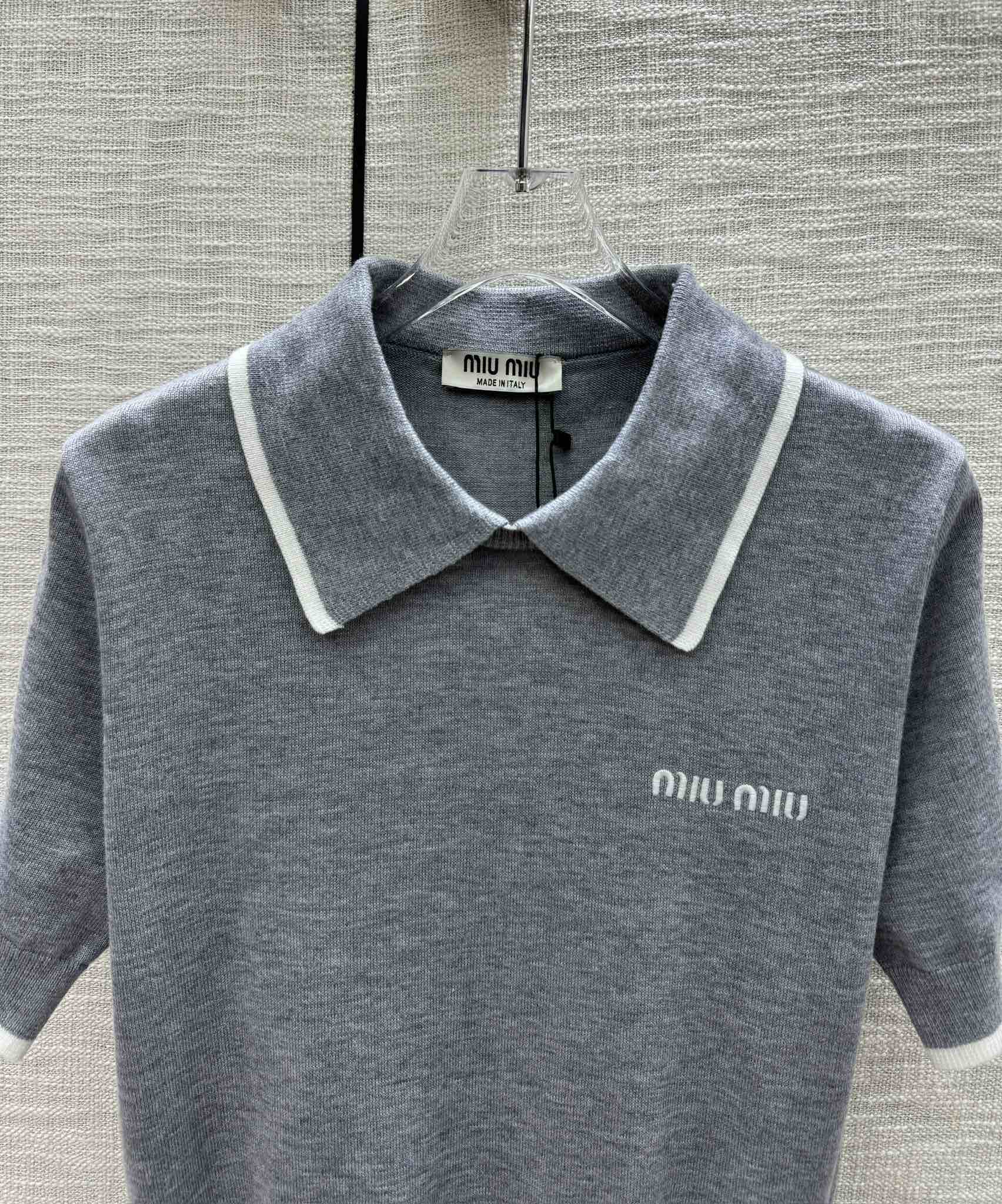 Miu Miu - 2404 - Трикотажная футболка-поло с коротким рукавом и воротником-поло в стиле колор-блок - Серая