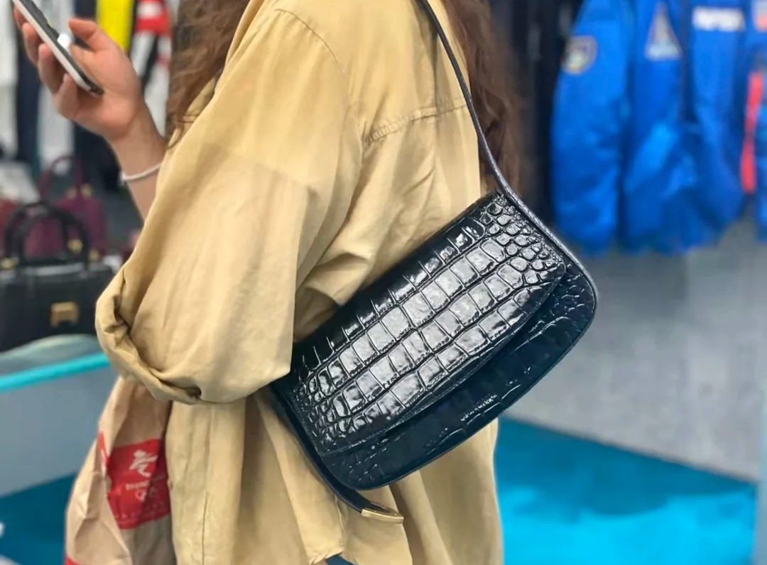 Сумка Balenciaga Ghost Bag - сумка через плечо из коровьей кожи с тиснением под крокодила.