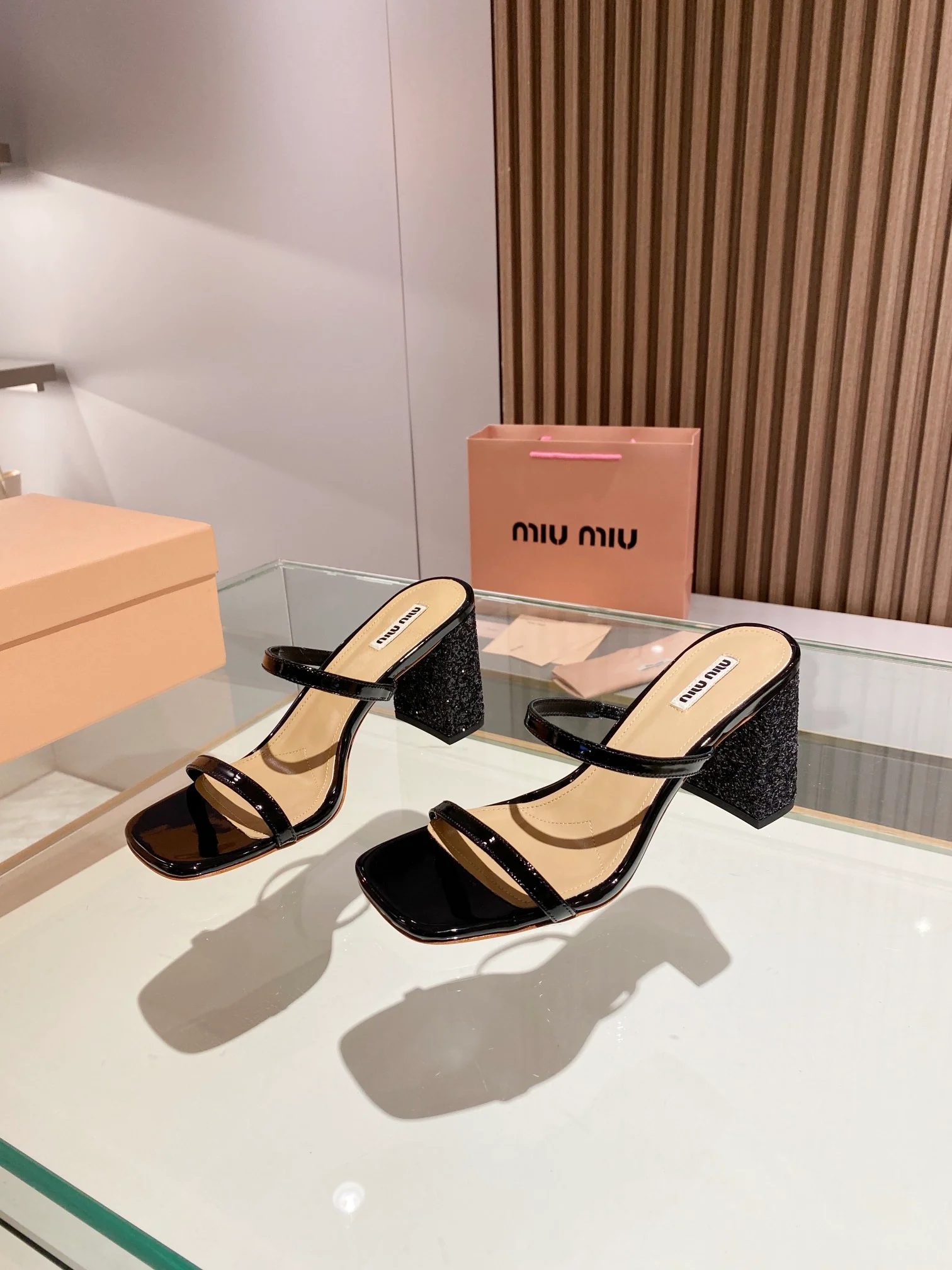 Новинка сезона весна/лето 2023 от Miu Miu - Босоножки на высоком каблуке с ремешками - 8-5 см - Черные