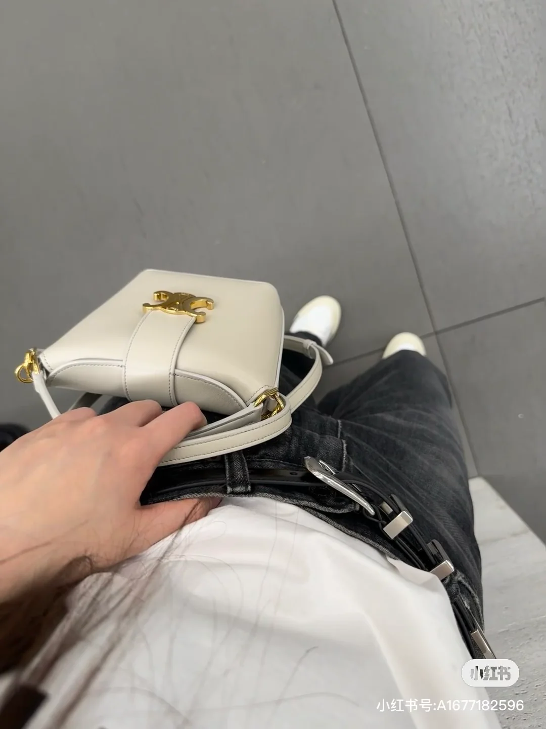 Миниатюрная кожаная сумка-ведро Celine Triomphe - белая