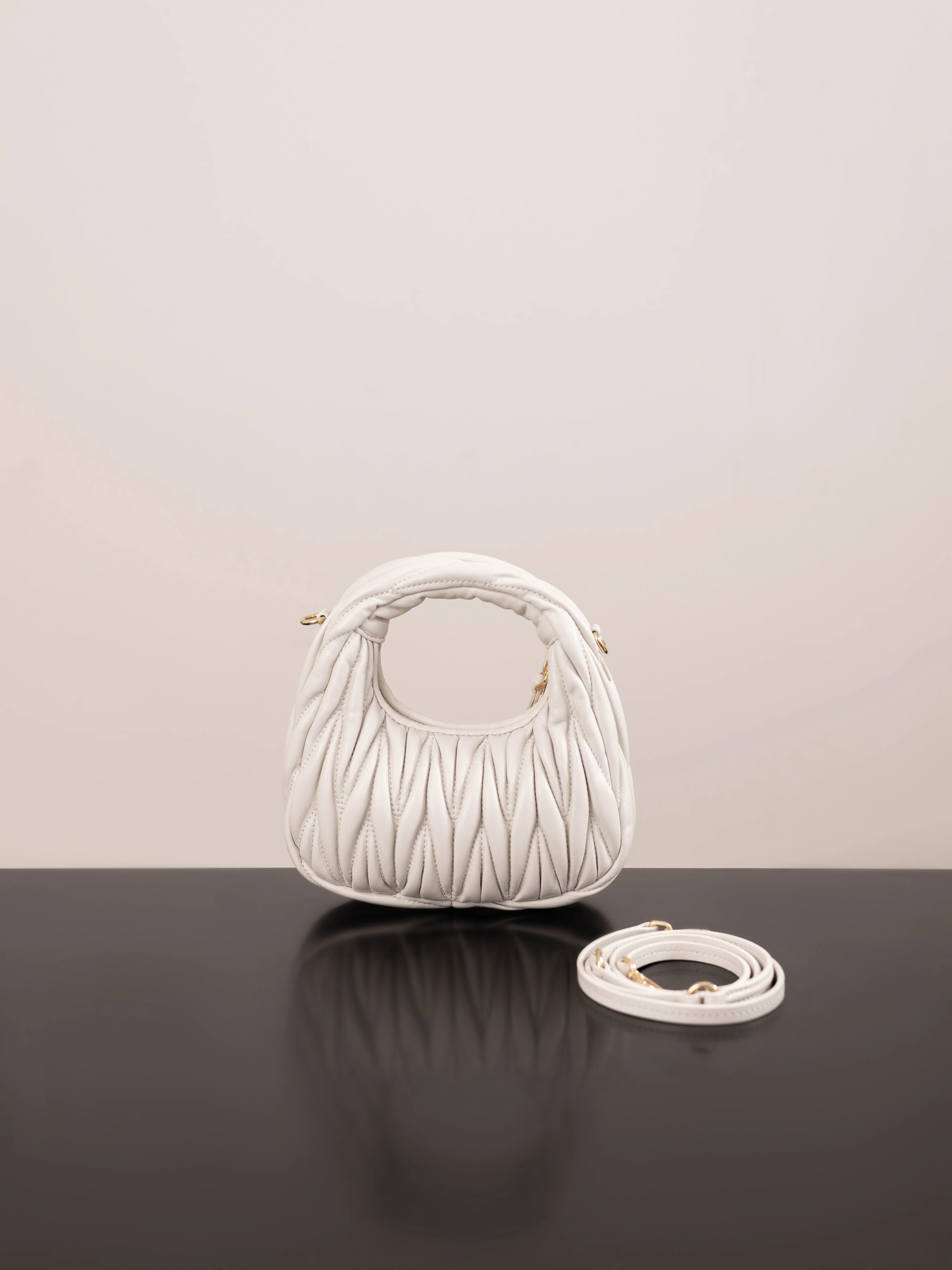 Miu Miu - Миниатюрная сумочка из овечьей кожи - Белая