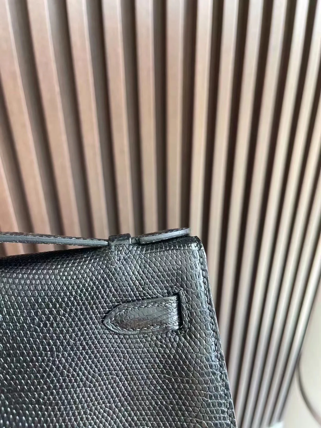 Мини-сумка Hermes Kelly 1-го поколения из кожи ящерицы, черная, с серебряной пряжкой.