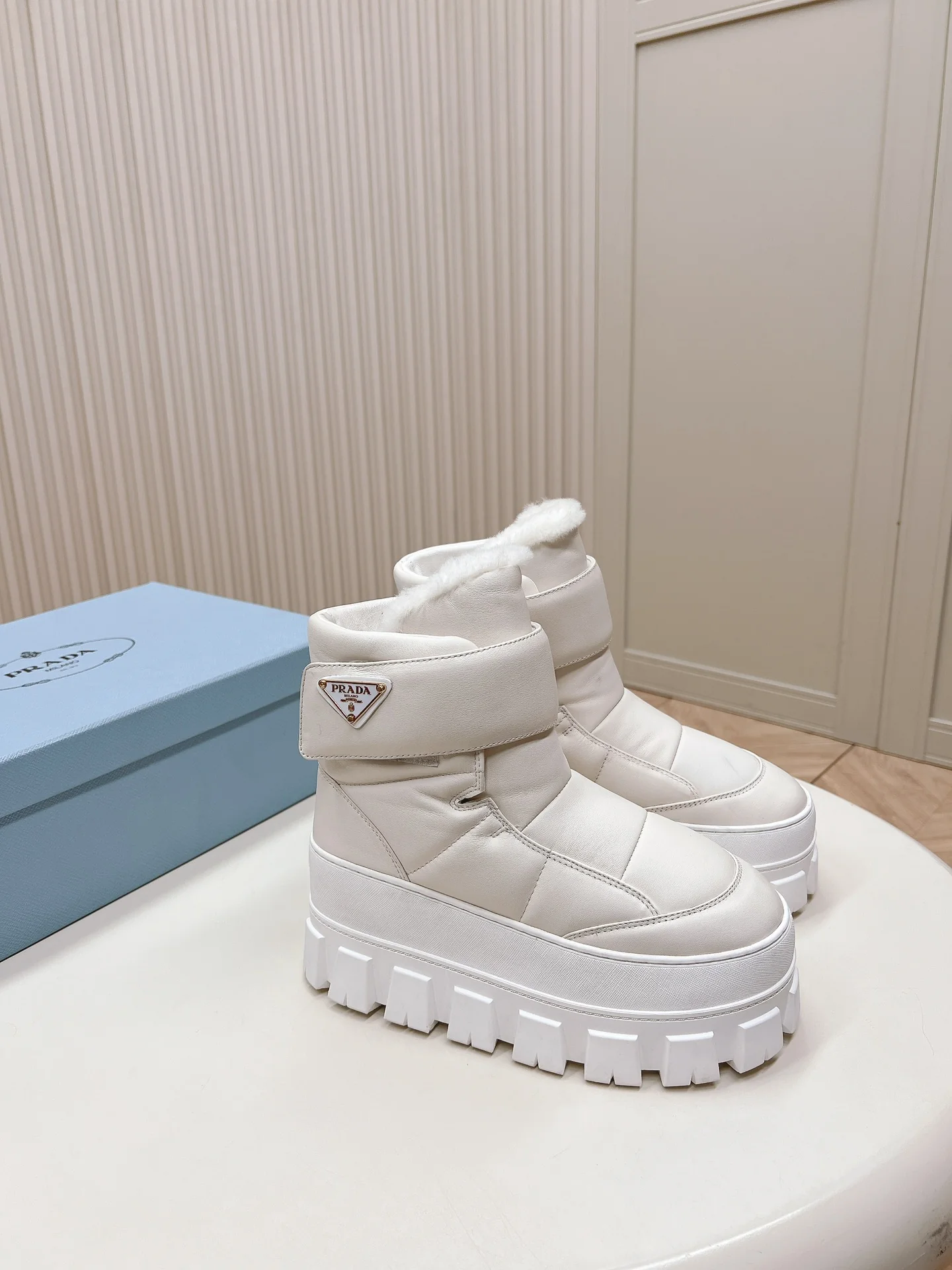 Снежные ботинки Prada 2024 на платформе с застежкой-липучкой - белые